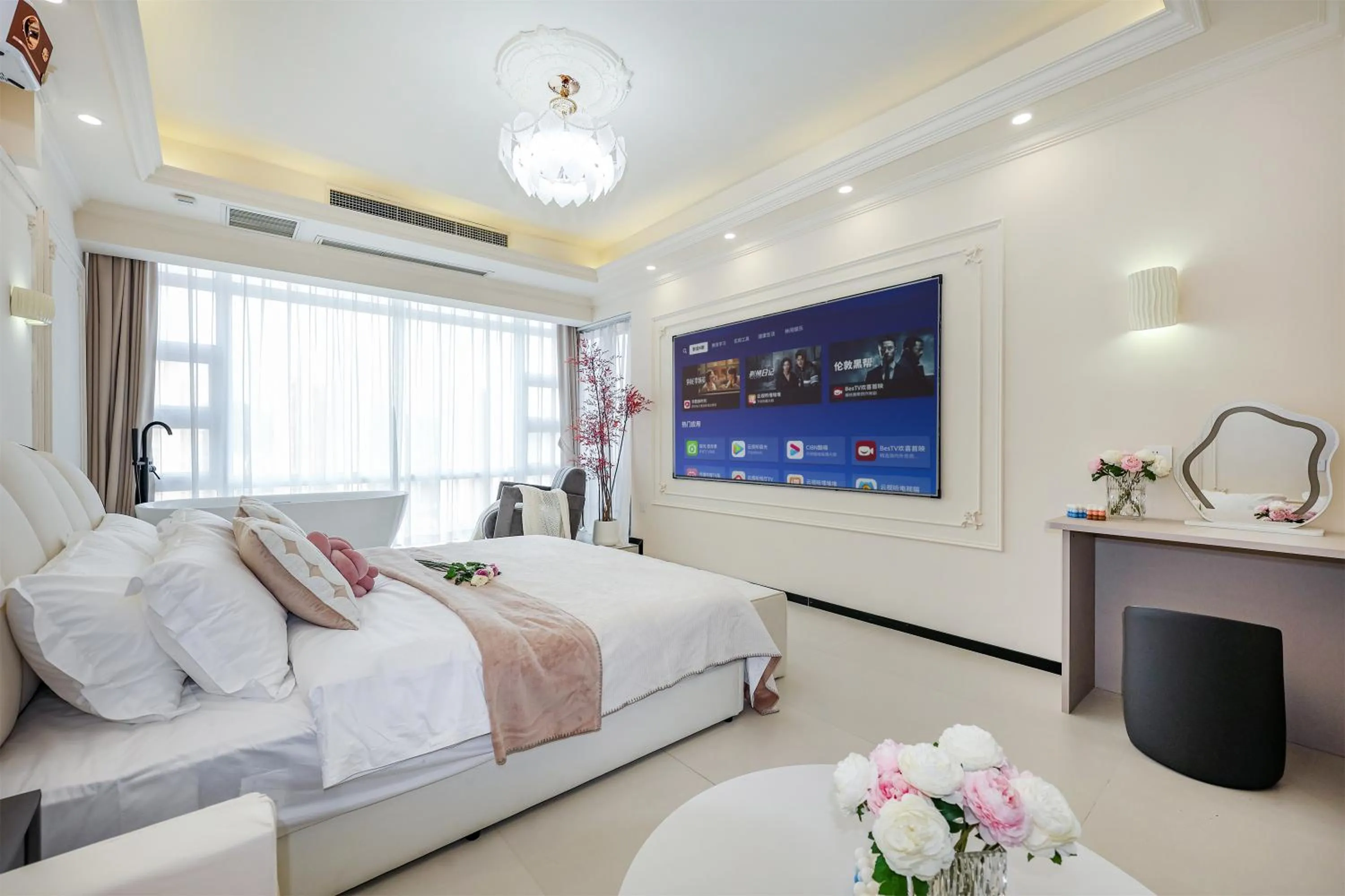 Bed in Baihong Sky View Studio with Deep Soak Tub - Jiefangbei Center