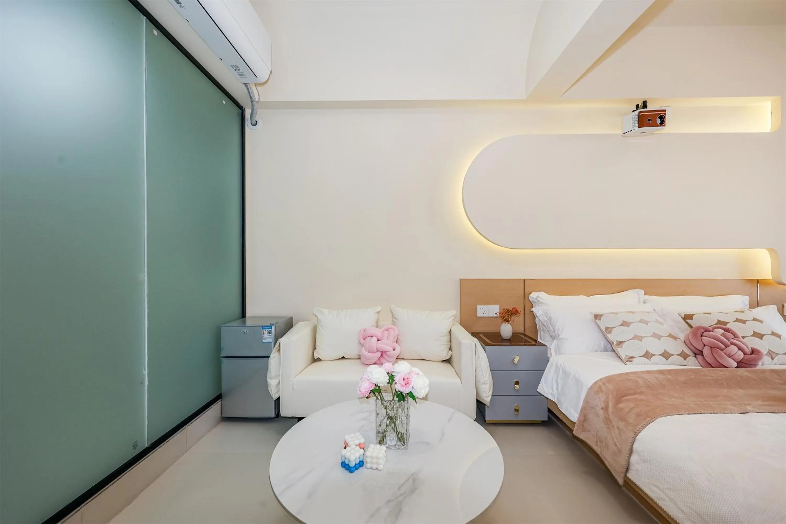 Bed in Baihong Sky View Studio with Deep Soak Tub - Jiefangbei Center