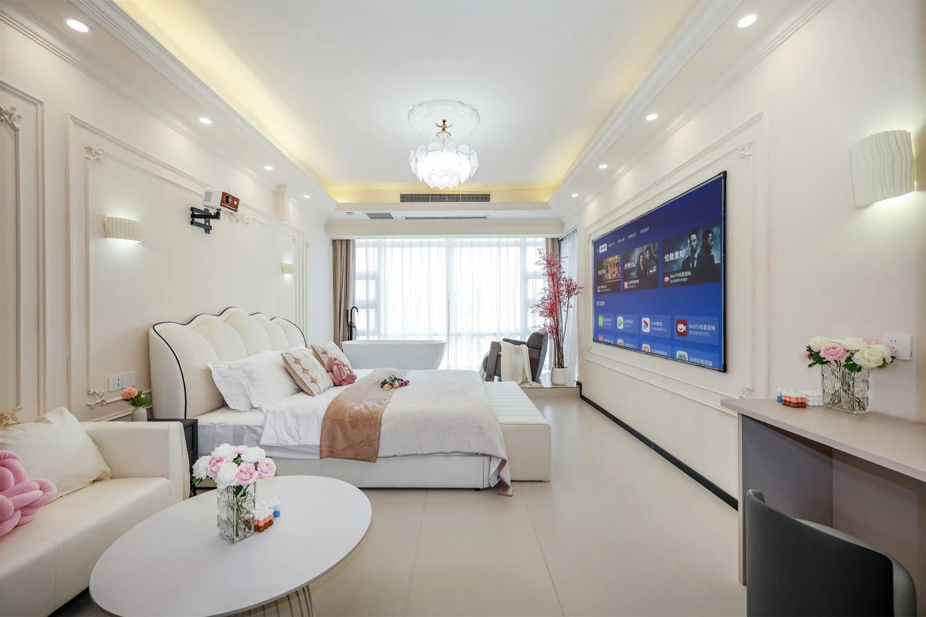 Bed in Baihong Sky View Studio with Deep Soak Tub - Jiefangbei Center