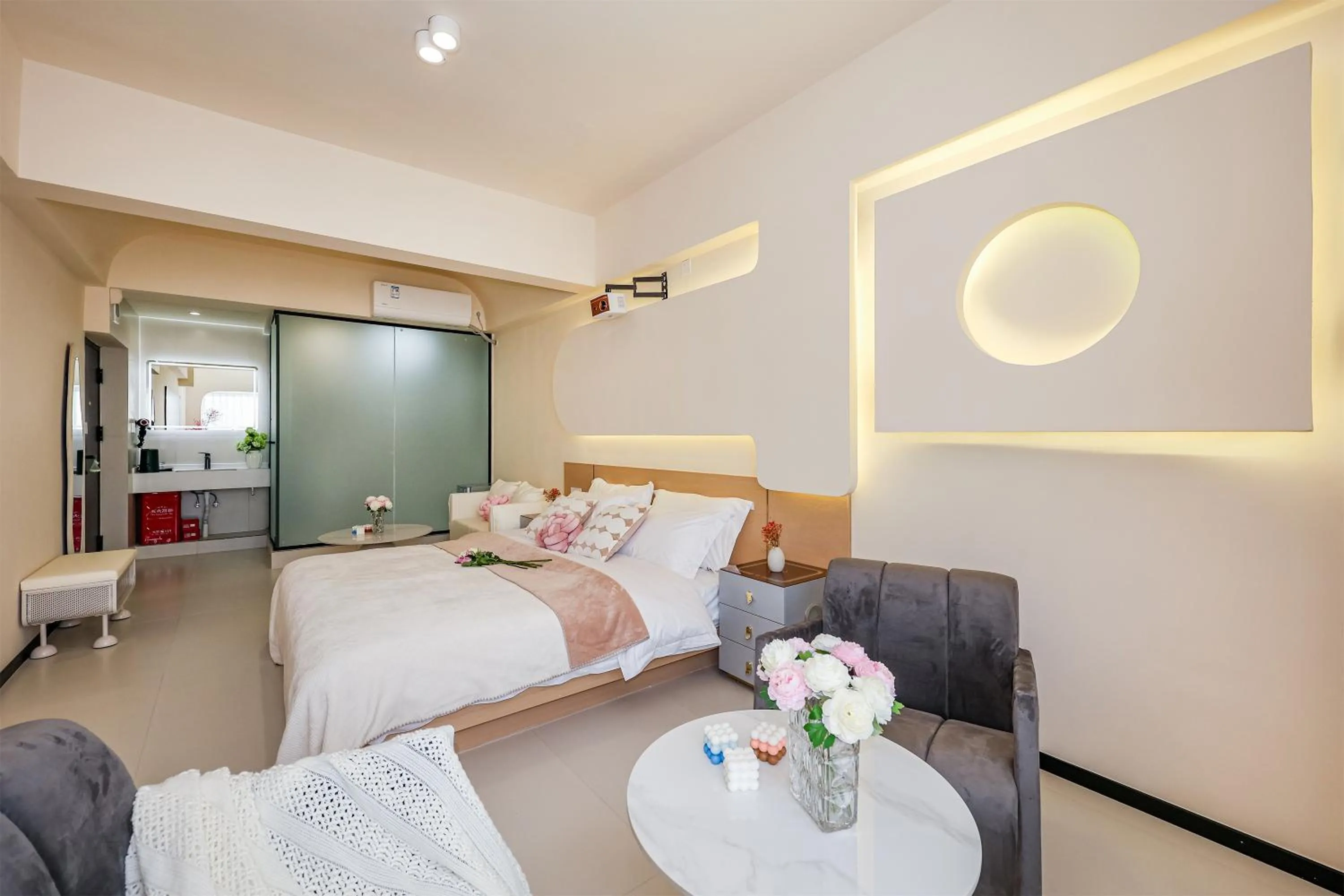 Bed in Baihong Sky View Studio with Deep Soak Tub - Jiefangbei Center