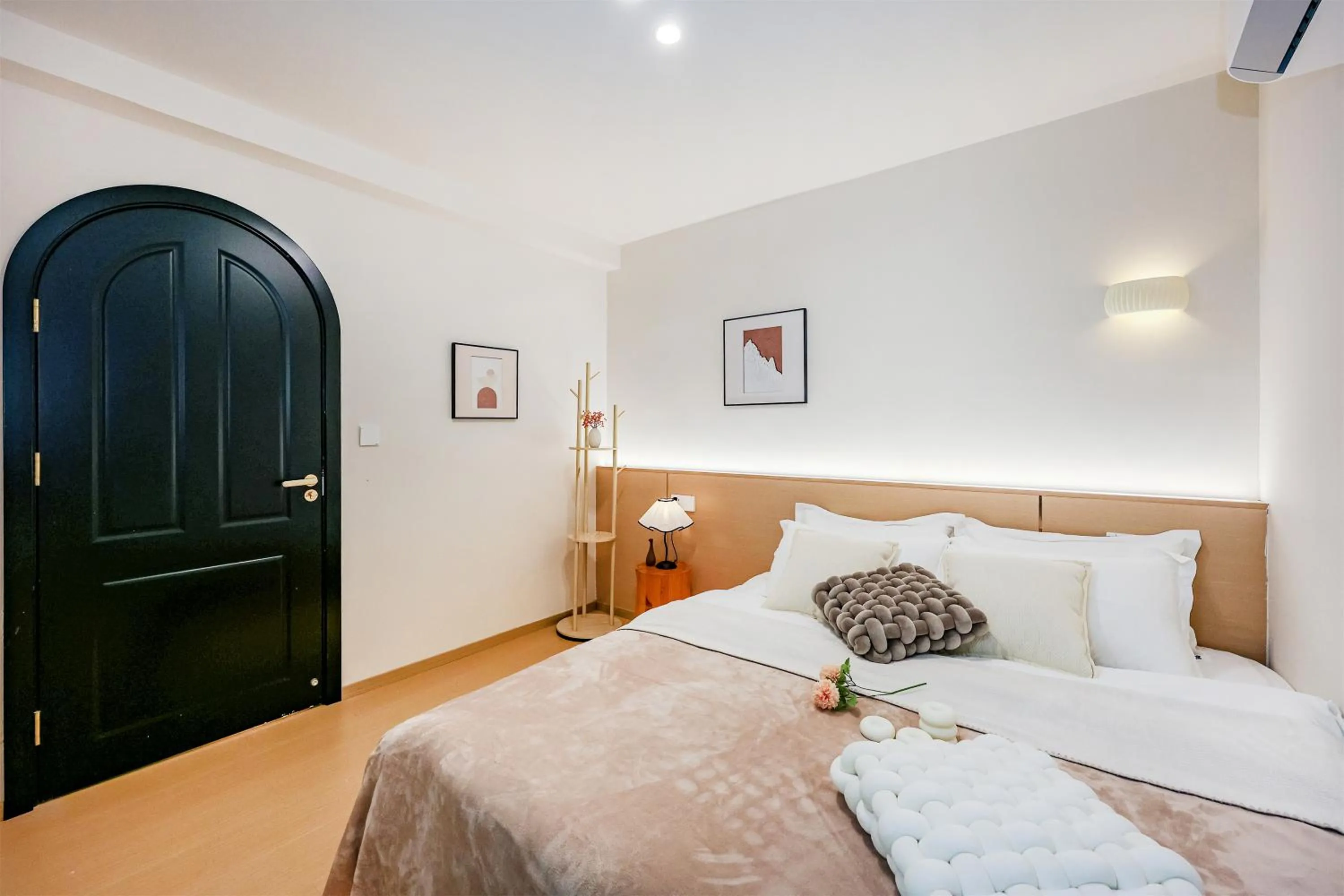 Bed in Baihong Sky View Studio with Deep Soak Tub - Jiefangbei Center