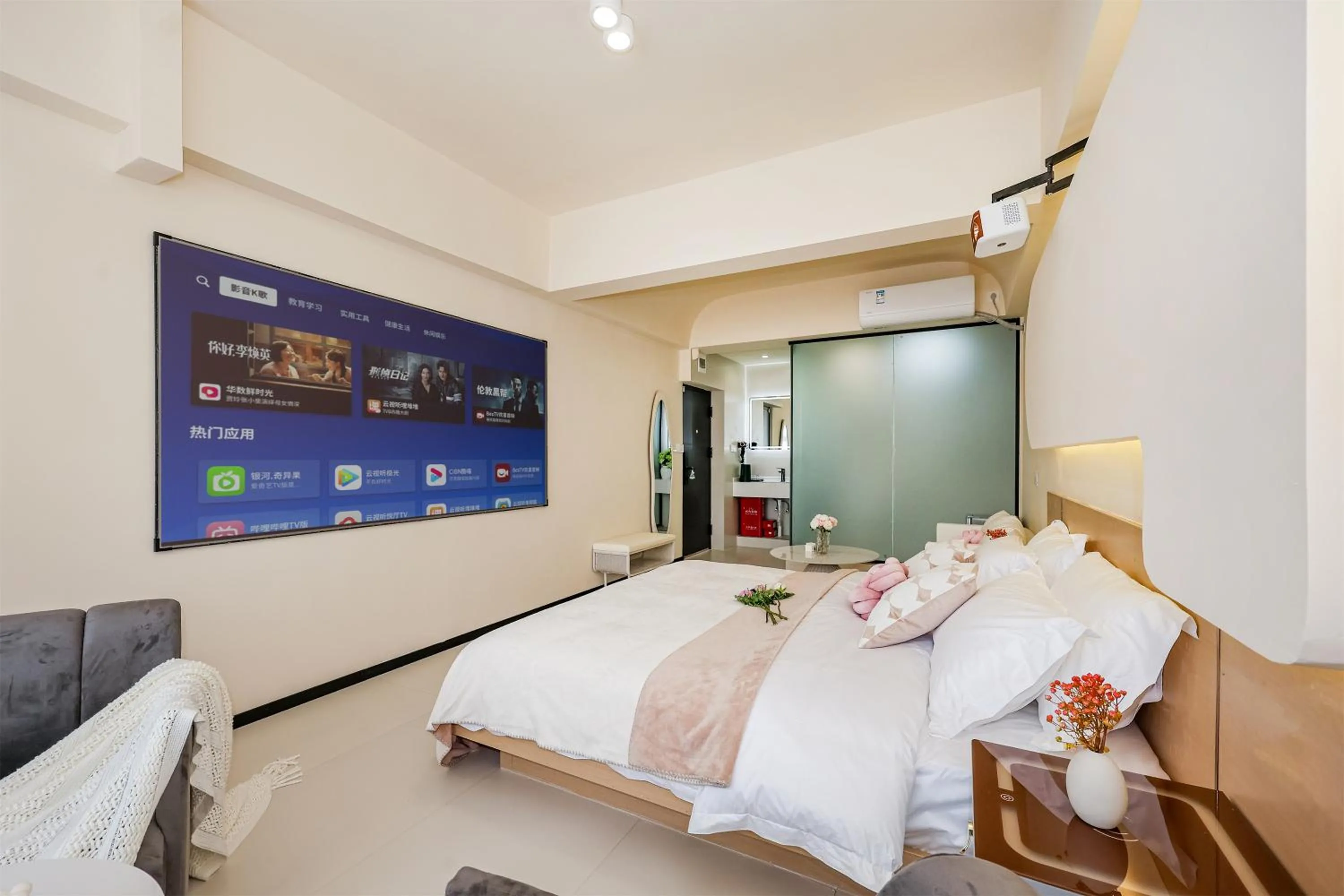 Bed in Baihong Sky View Studio with Deep Soak Tub - Jiefangbei Center