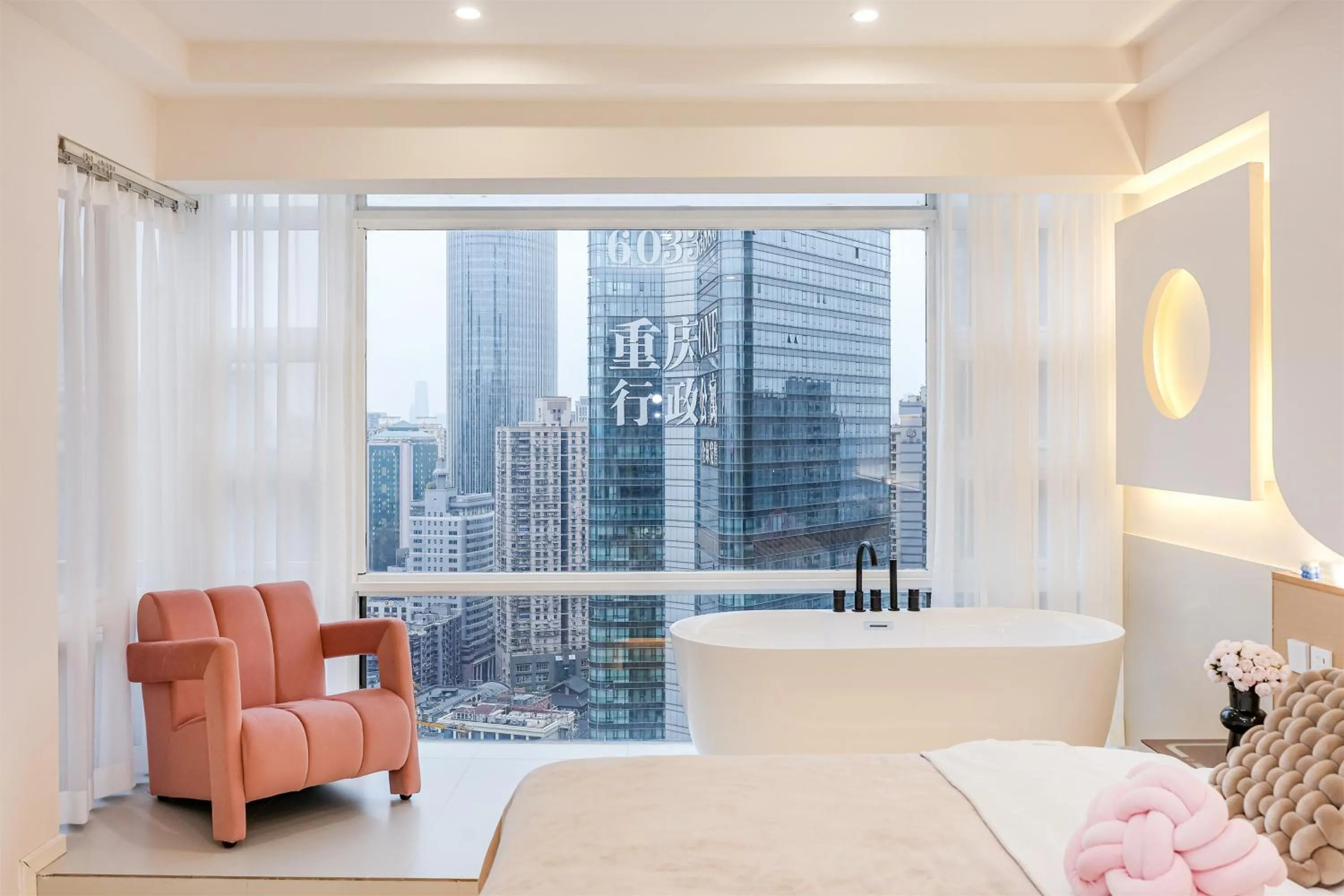 Bed in Baihong Sky View Studio with Deep Soak Tub - Jiefangbei Center