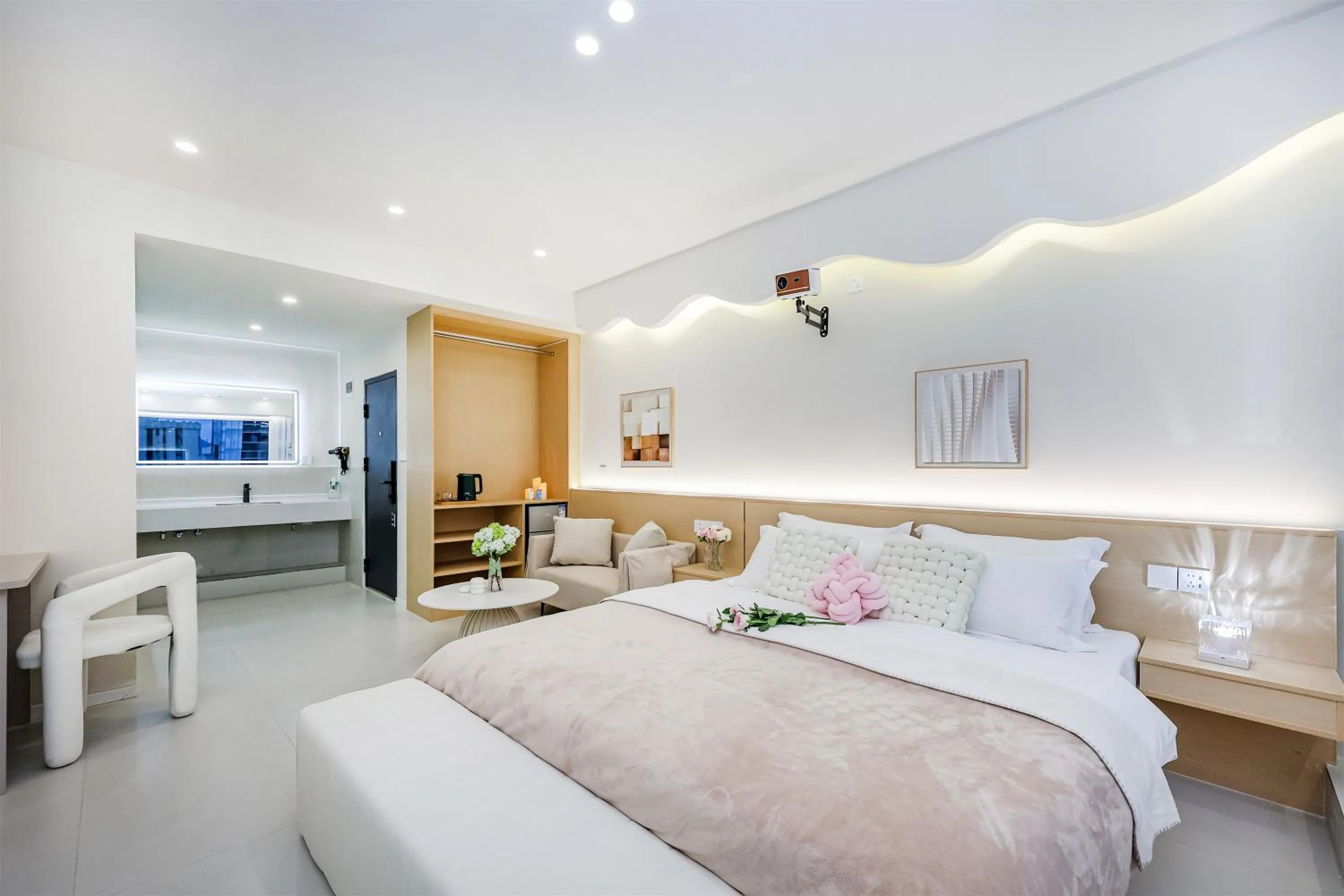Bed in Baihong Sky View Studio with Deep Soak Tub - Jiefangbei Center