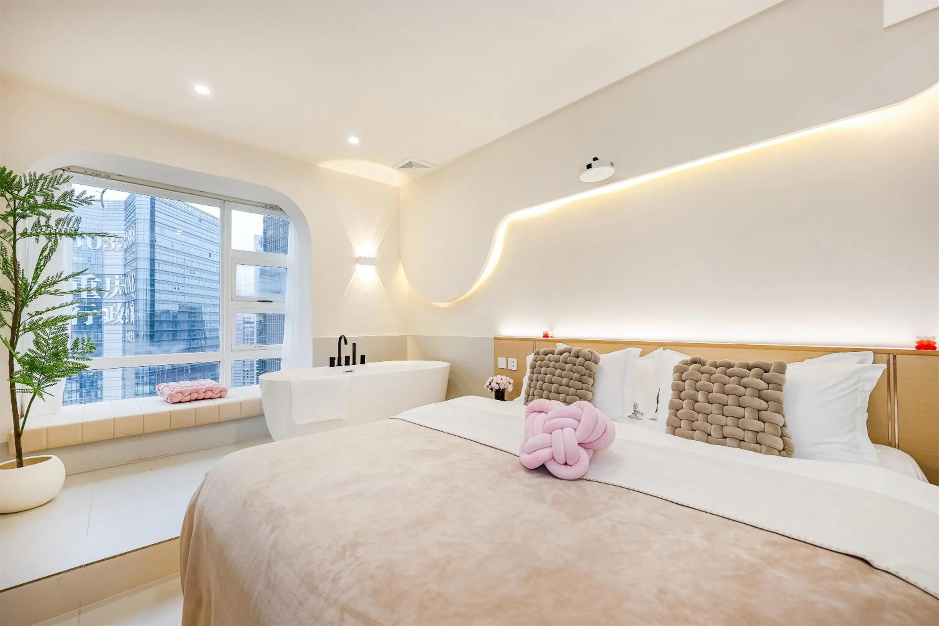Bed in Baihong Sky View Studio with Deep Soak Tub - Jiefangbei Center