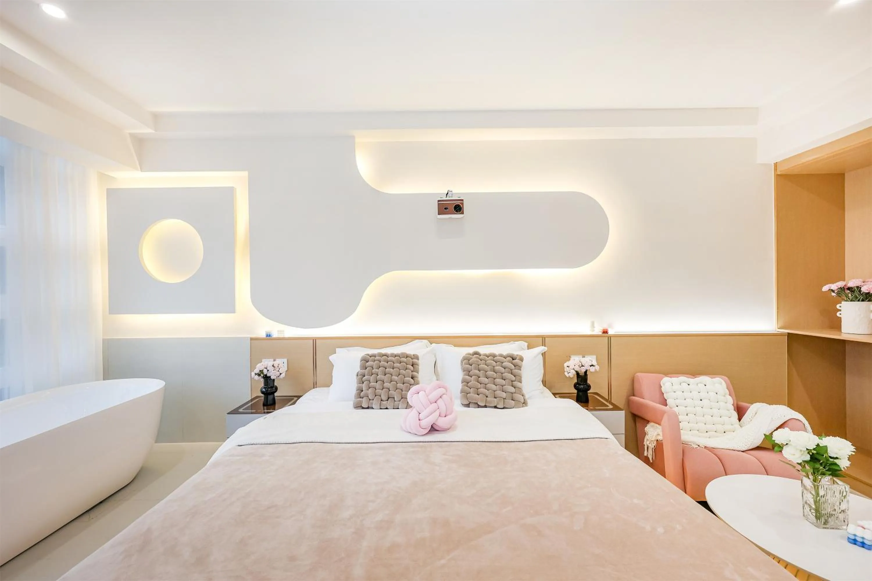 Bed in Baihong Sky View Studio with Deep Soak Tub - Jiefangbei Center