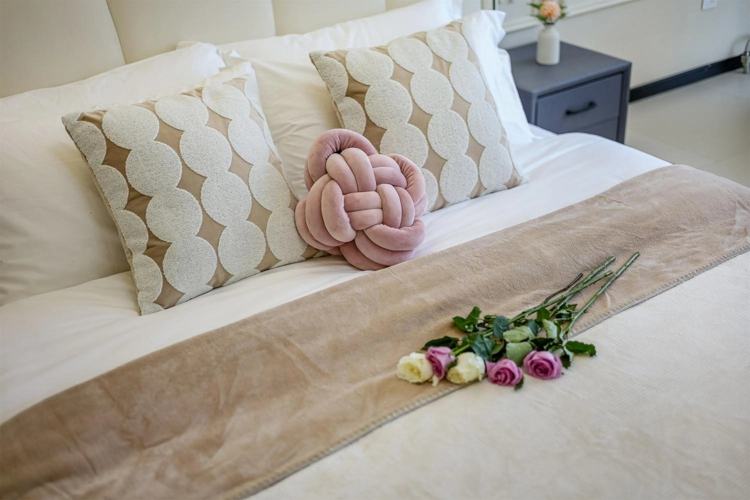 Bed in Baihong Sky View Studio with Deep Soak Tub - Jiefangbei Center
