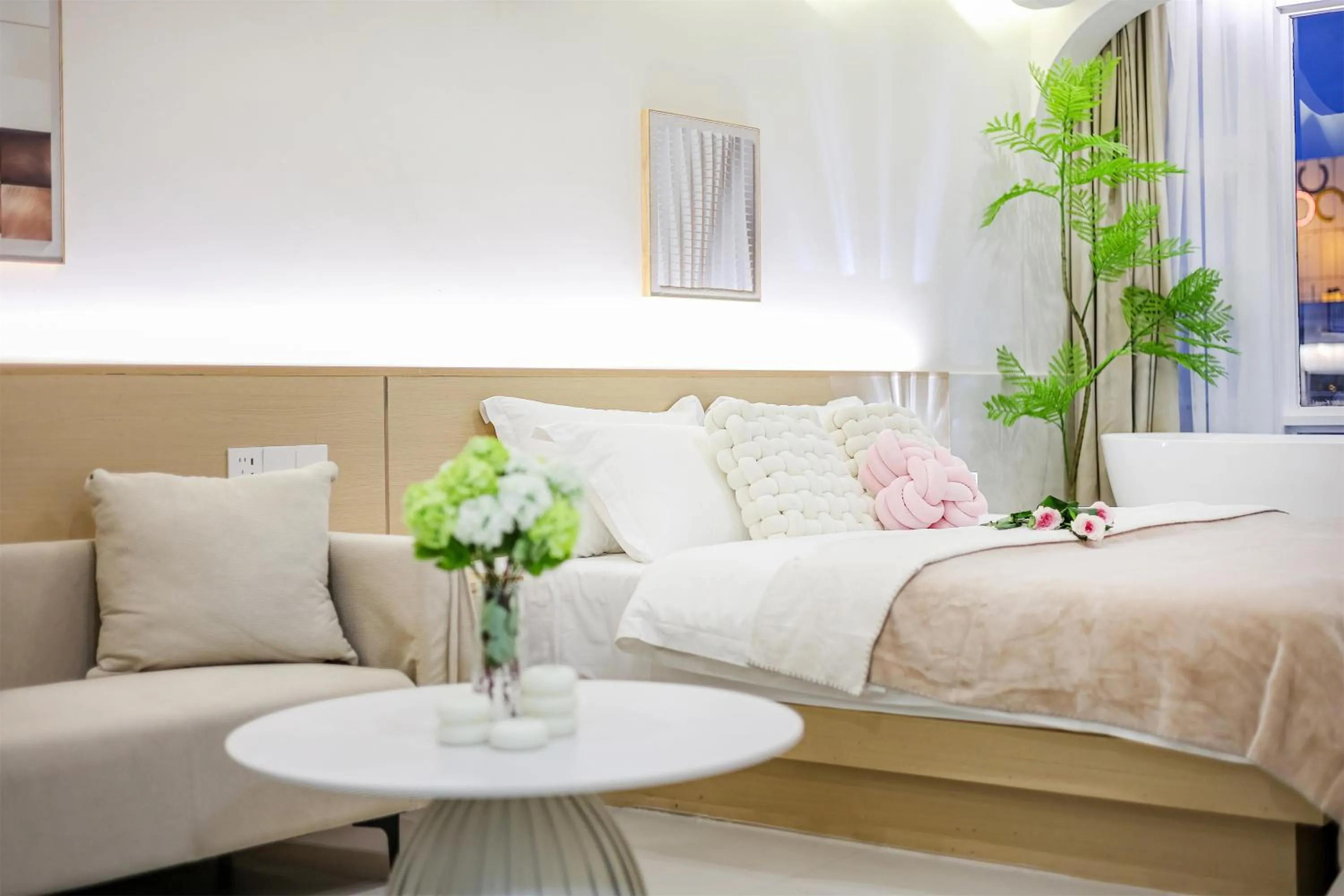 Bed in Baihong Sky View Studio with Deep Soak Tub - Jiefangbei Center