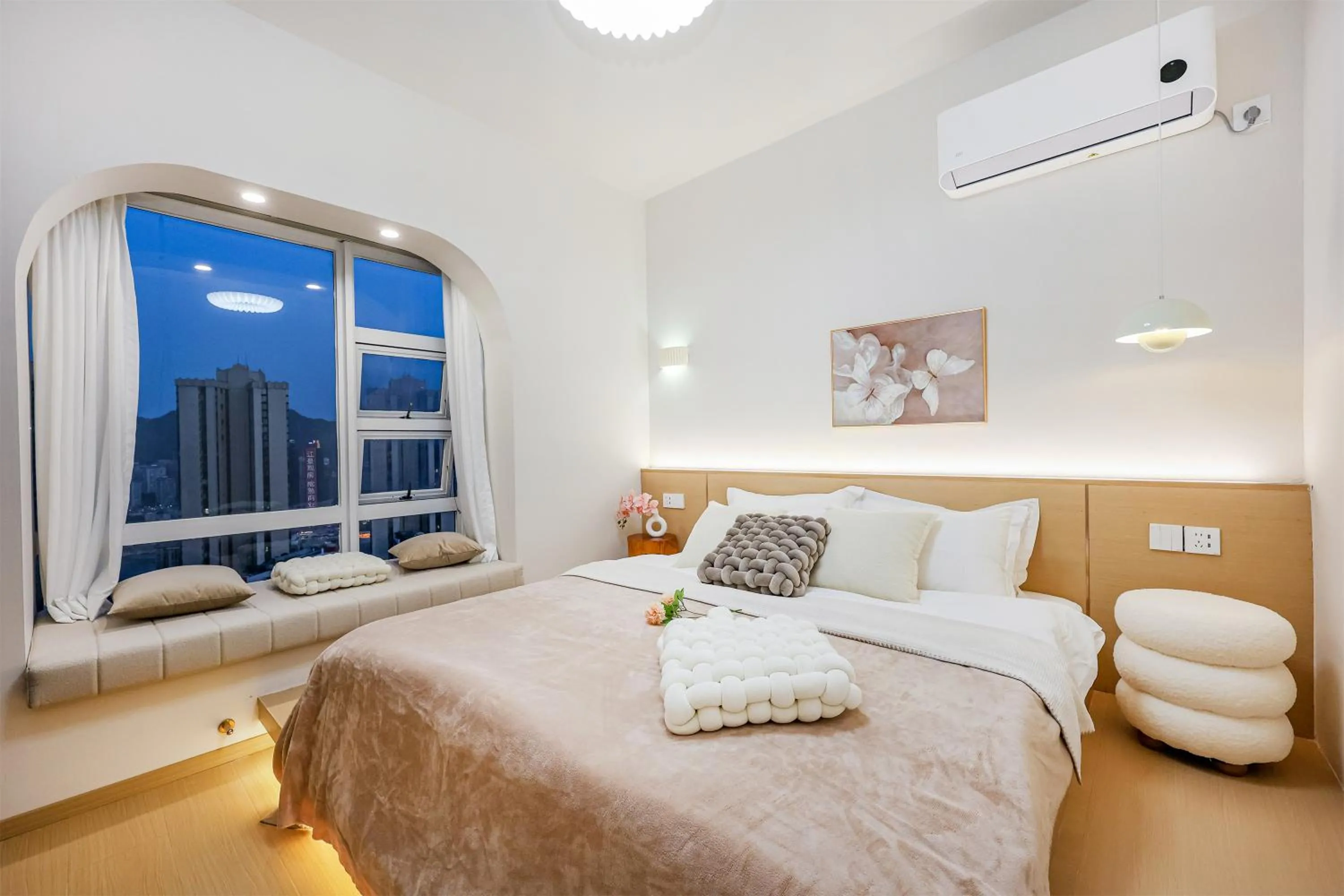 Bed in Baihong Sky View Studio with Deep Soak Tub - Jiefangbei Center