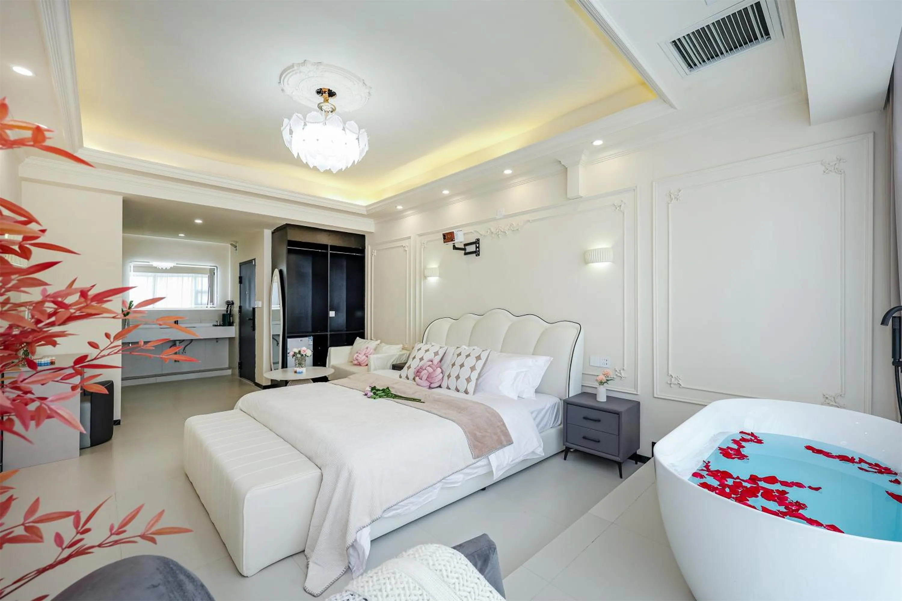Bed in Baihong Sky View Studio with Deep Soak Tub - Jiefangbei Center