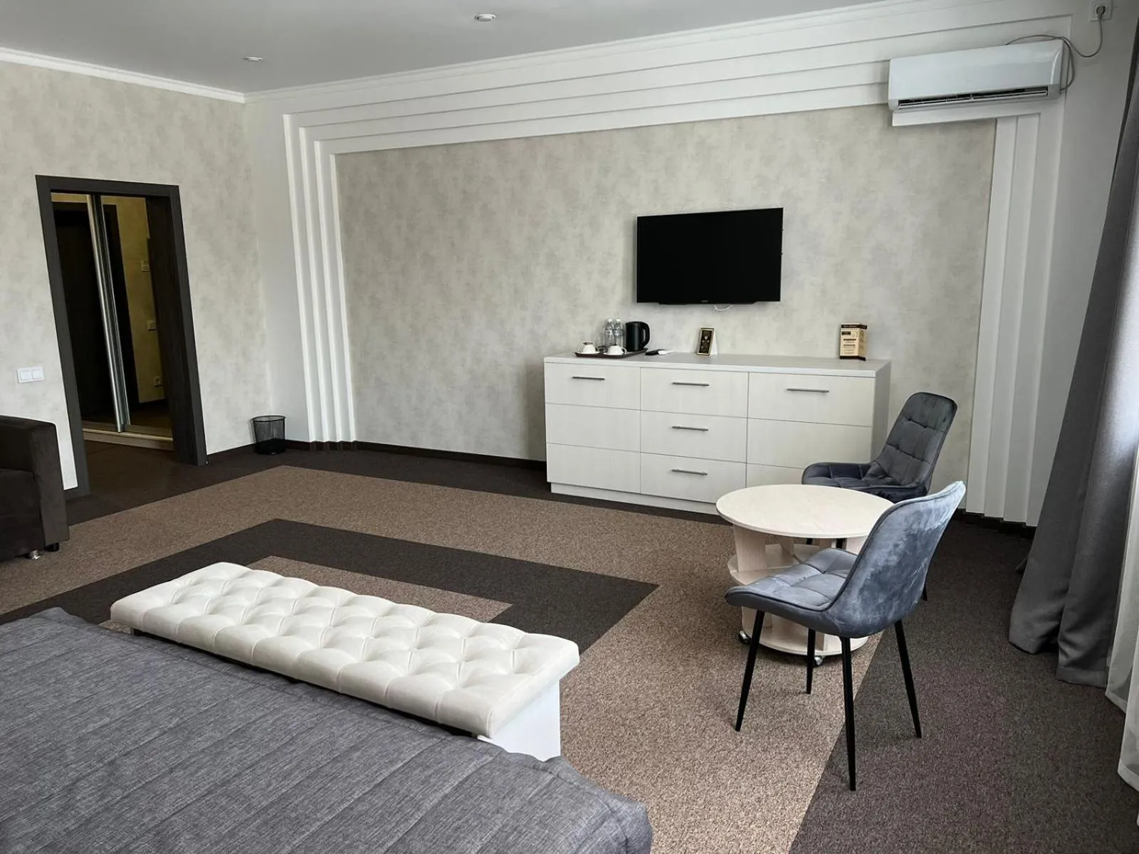 Photo of the whole room in Meridian