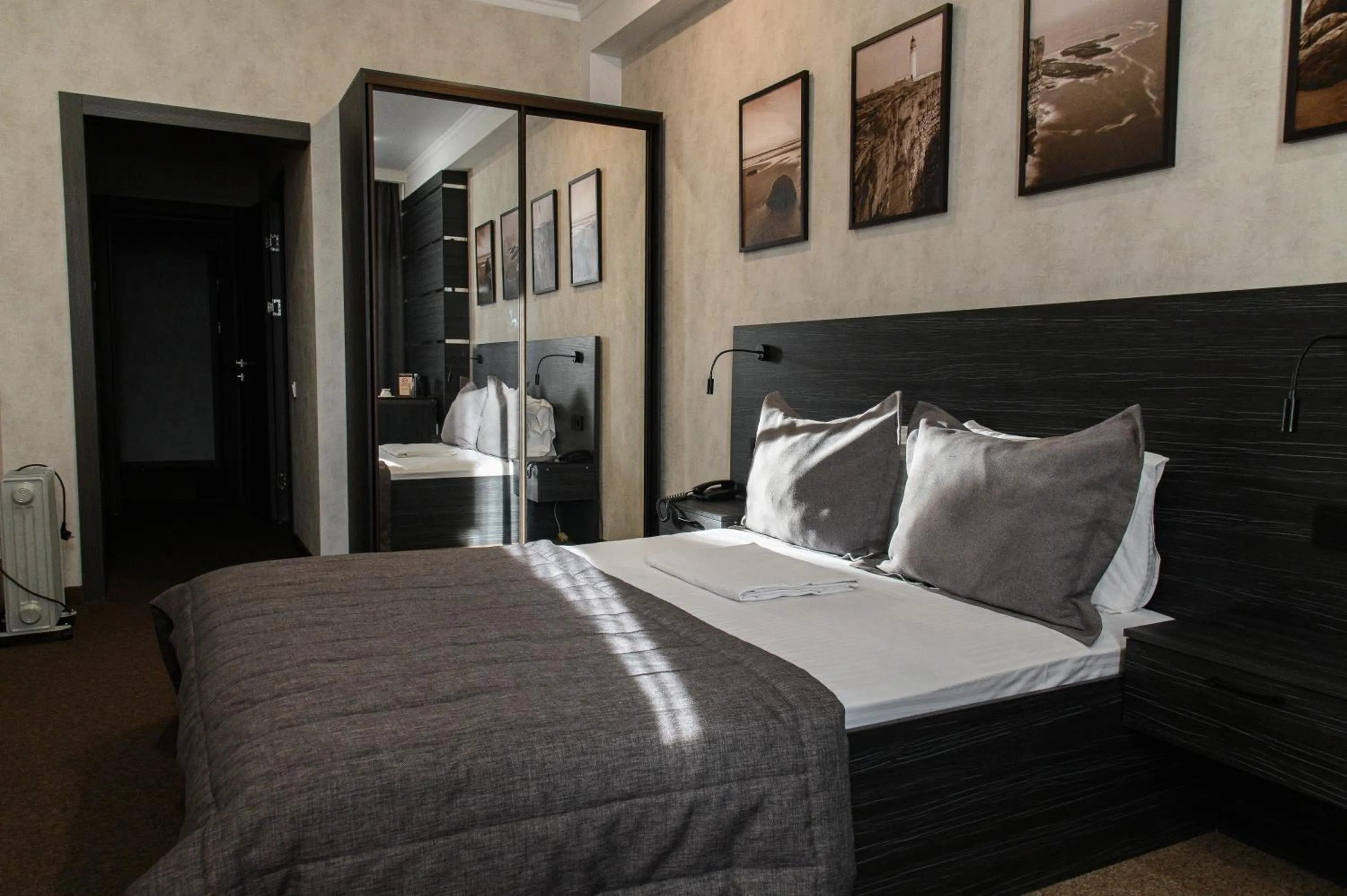 Photo of the whole room in Meridian