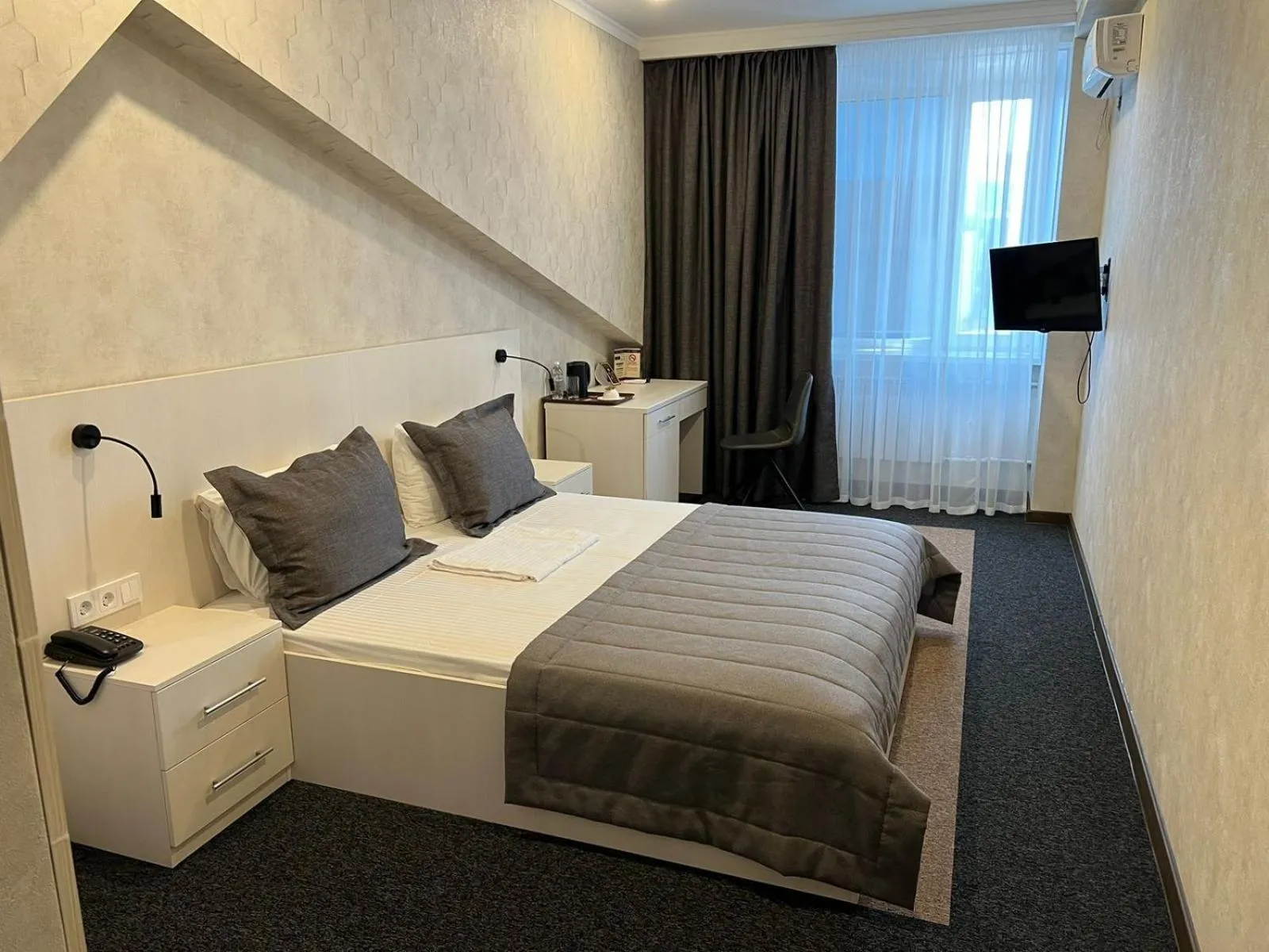 Photo of the whole room in Meridian