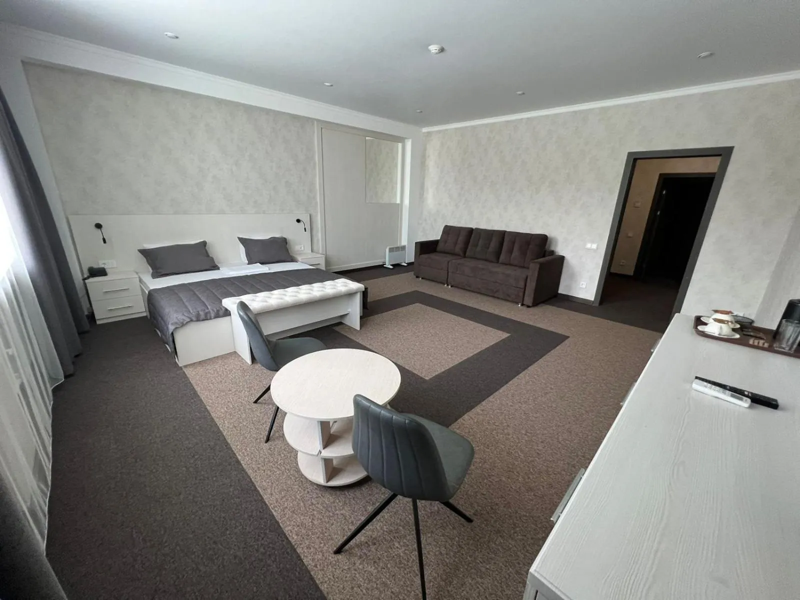 Photo of the whole room in Meridian