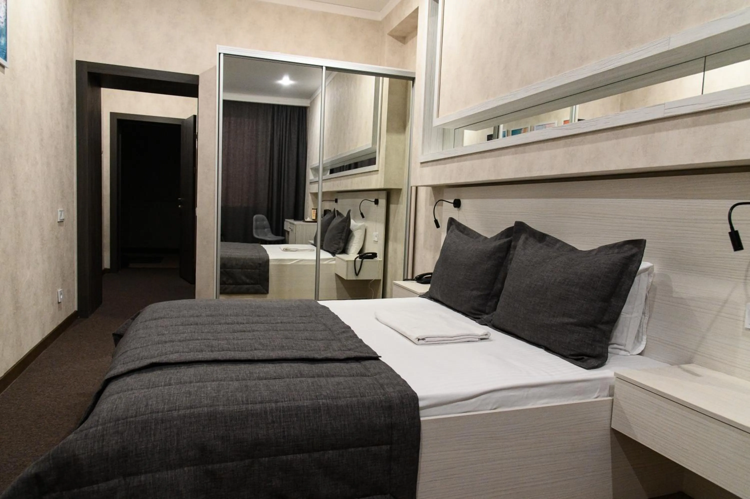 Photo of the whole room in Meridian