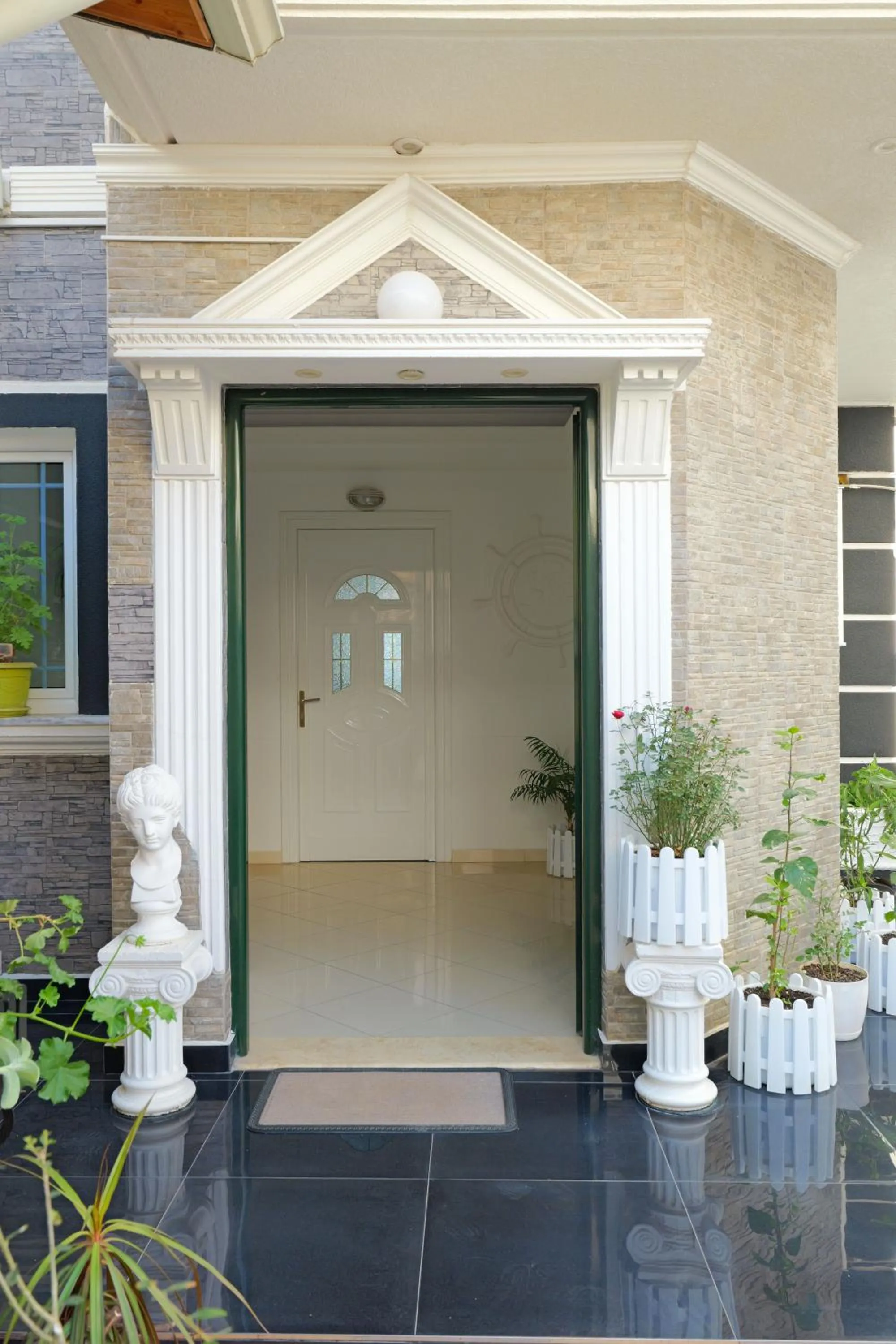 Facade/entrance in Villa Xika