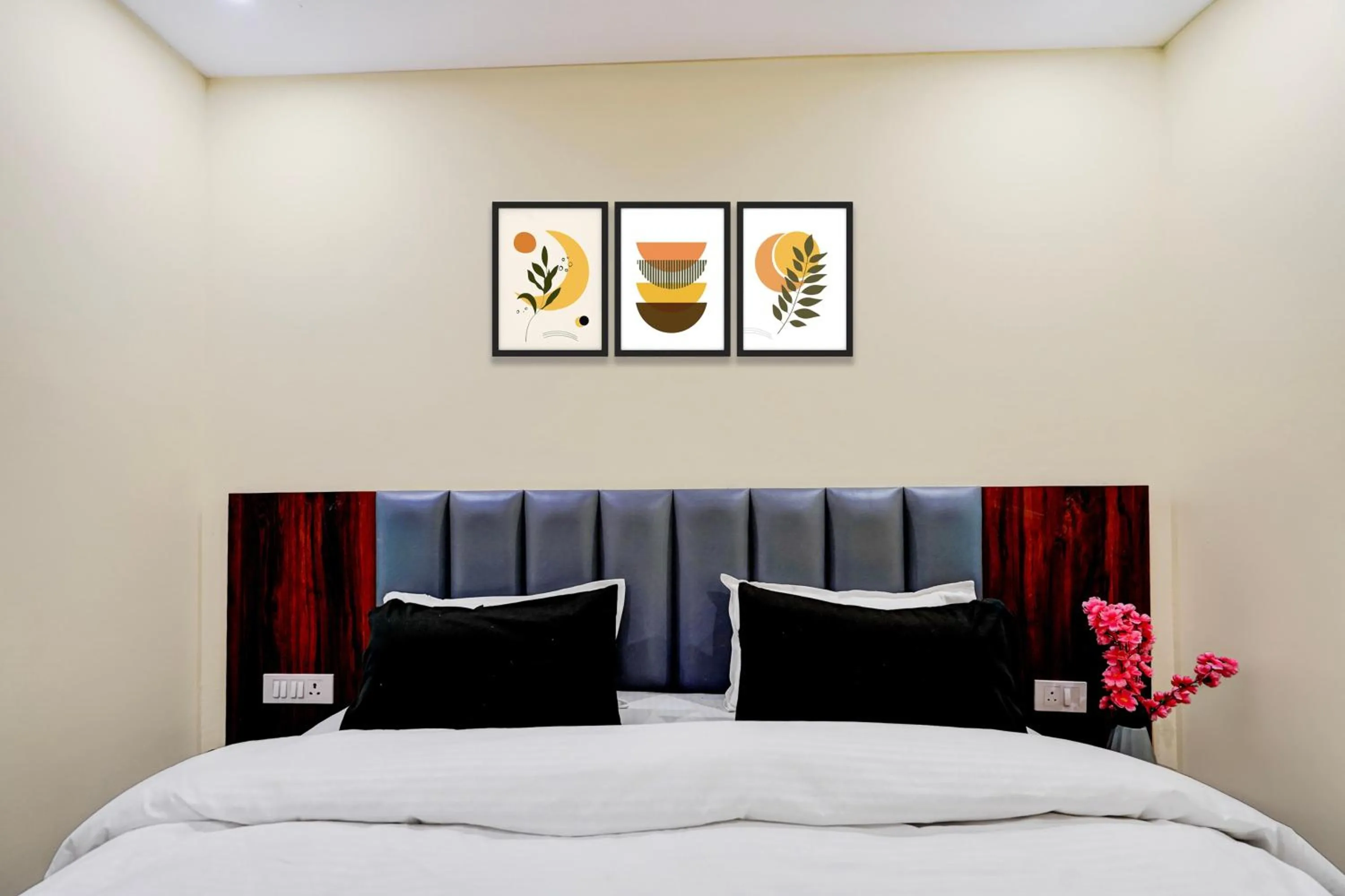 Bedroom, Bed in Hotel O Survey Chowk Bus Terminal Dehradun