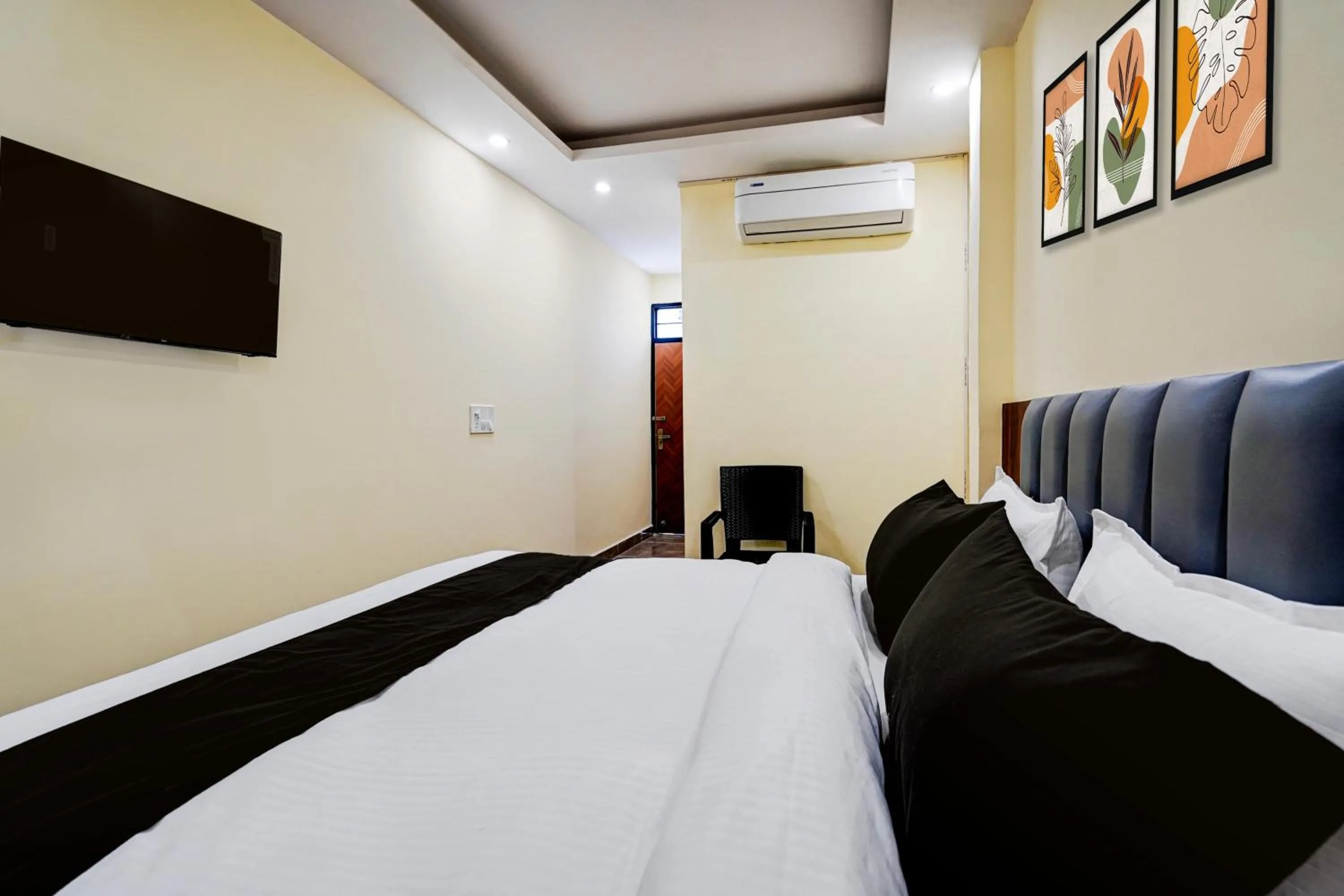 Bedroom, Bed in Hotel O Survey Chowk Bus Terminal Dehradun
