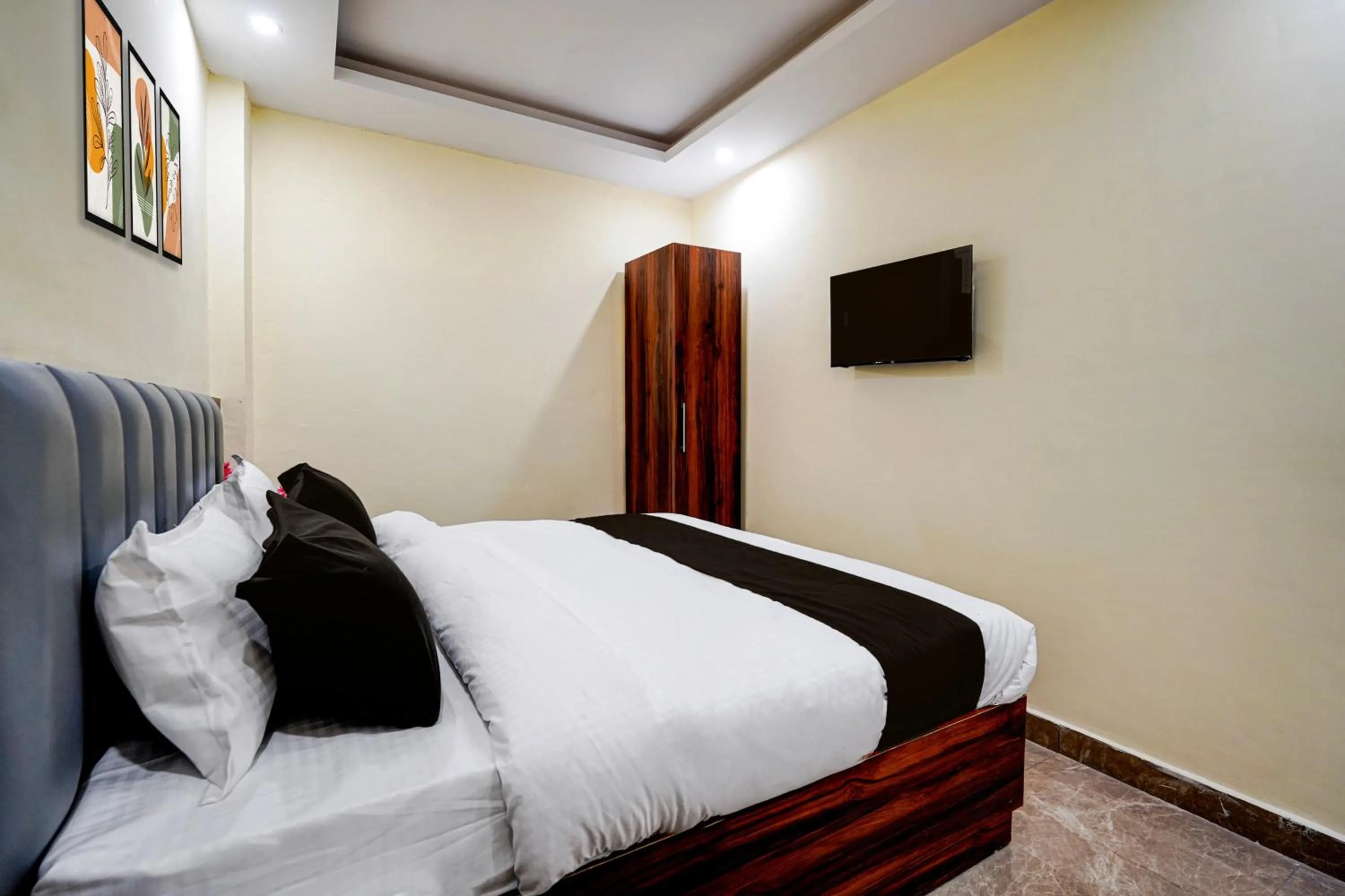 Bedroom, Bed in Hotel O Survey Chowk Bus Terminal Dehradun