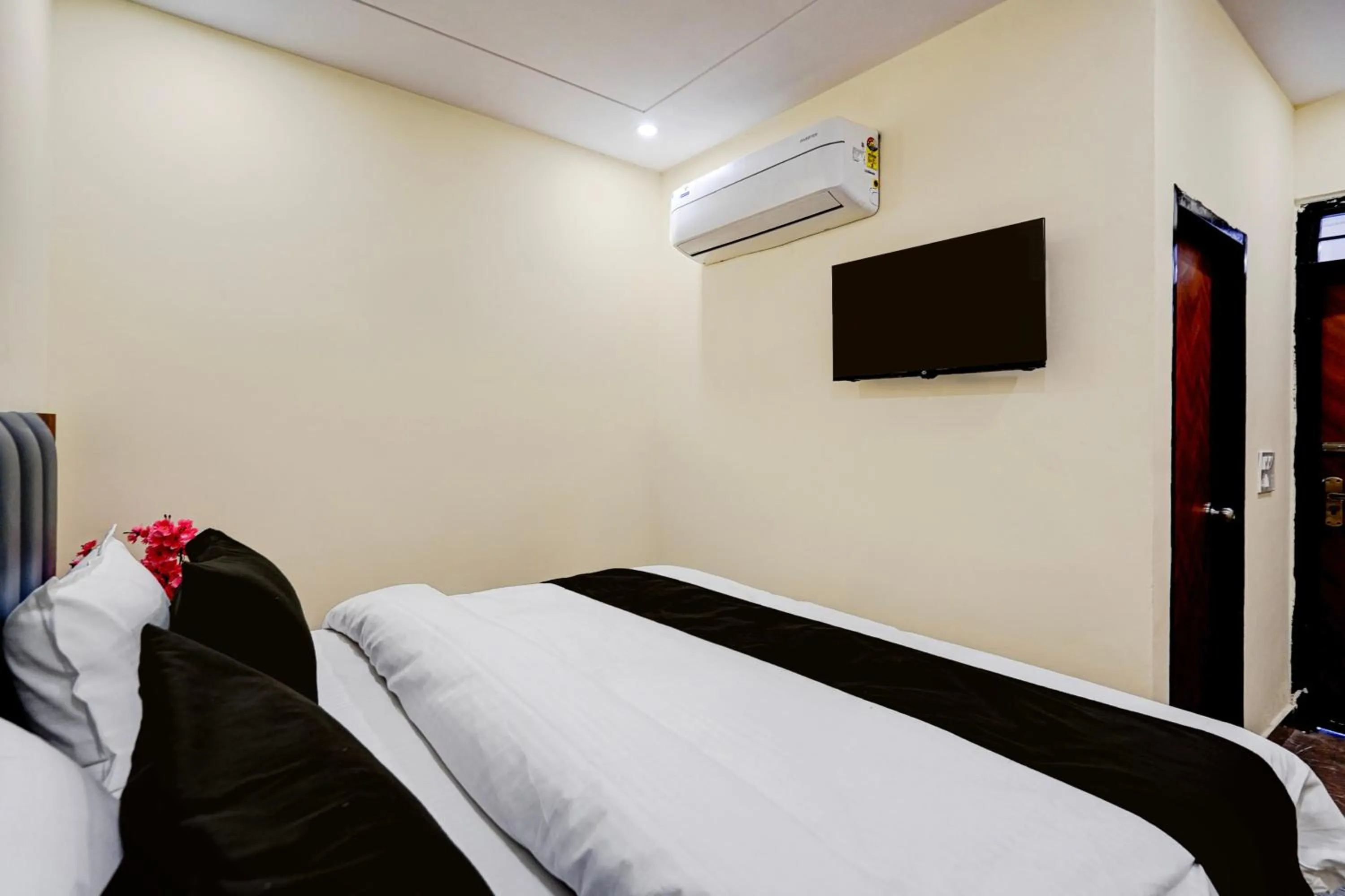 Bedroom, Bed in Hotel O Survey Chowk Bus Terminal Dehradun