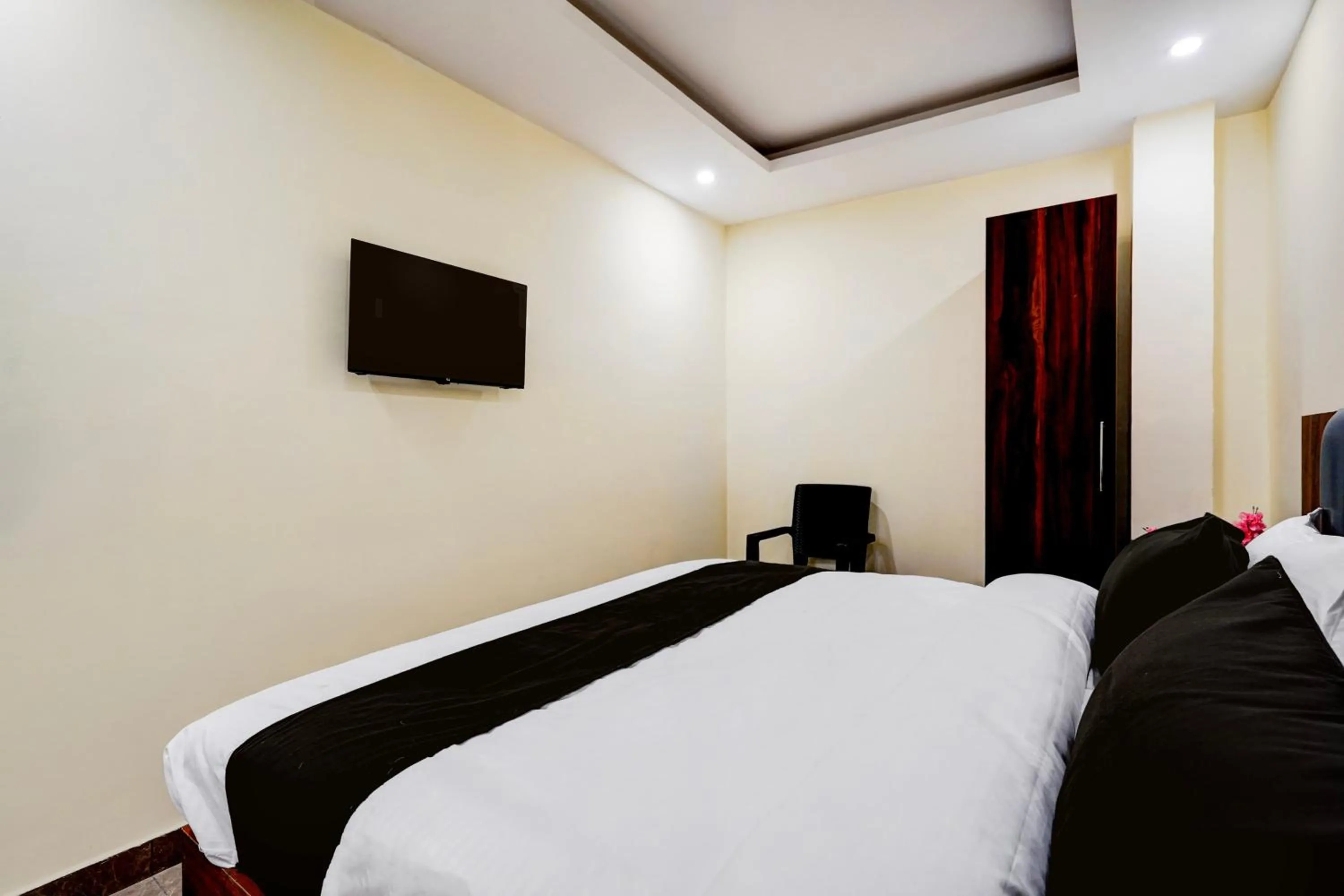 Bedroom, Bed in Hotel O Survey Chowk Bus Terminal Dehradun