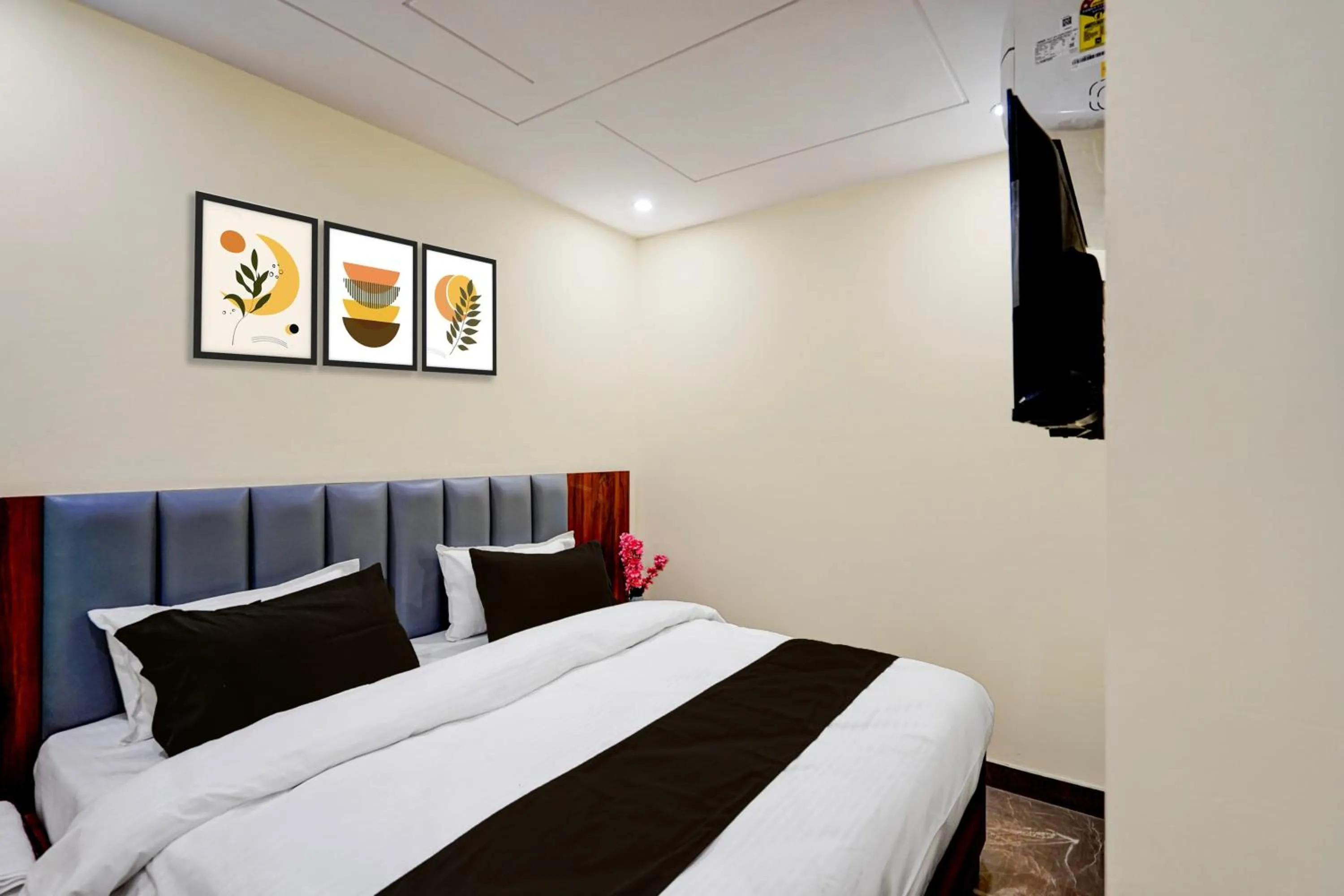 Bedroom, Bed in Hotel O Survey Chowk Bus Terminal Dehradun