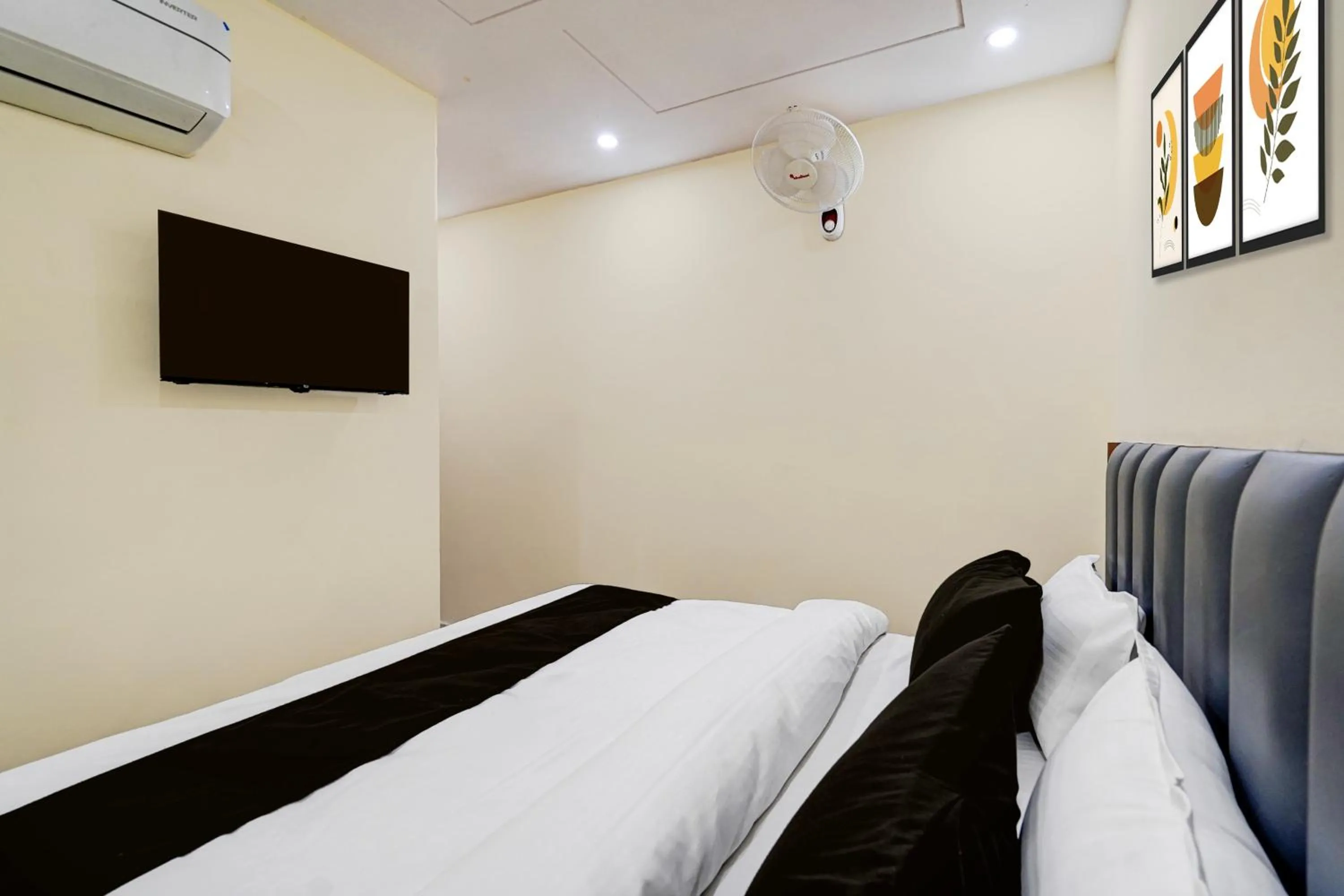 Bedroom, Bed in Hotel O Survey Chowk Bus Terminal Dehradun