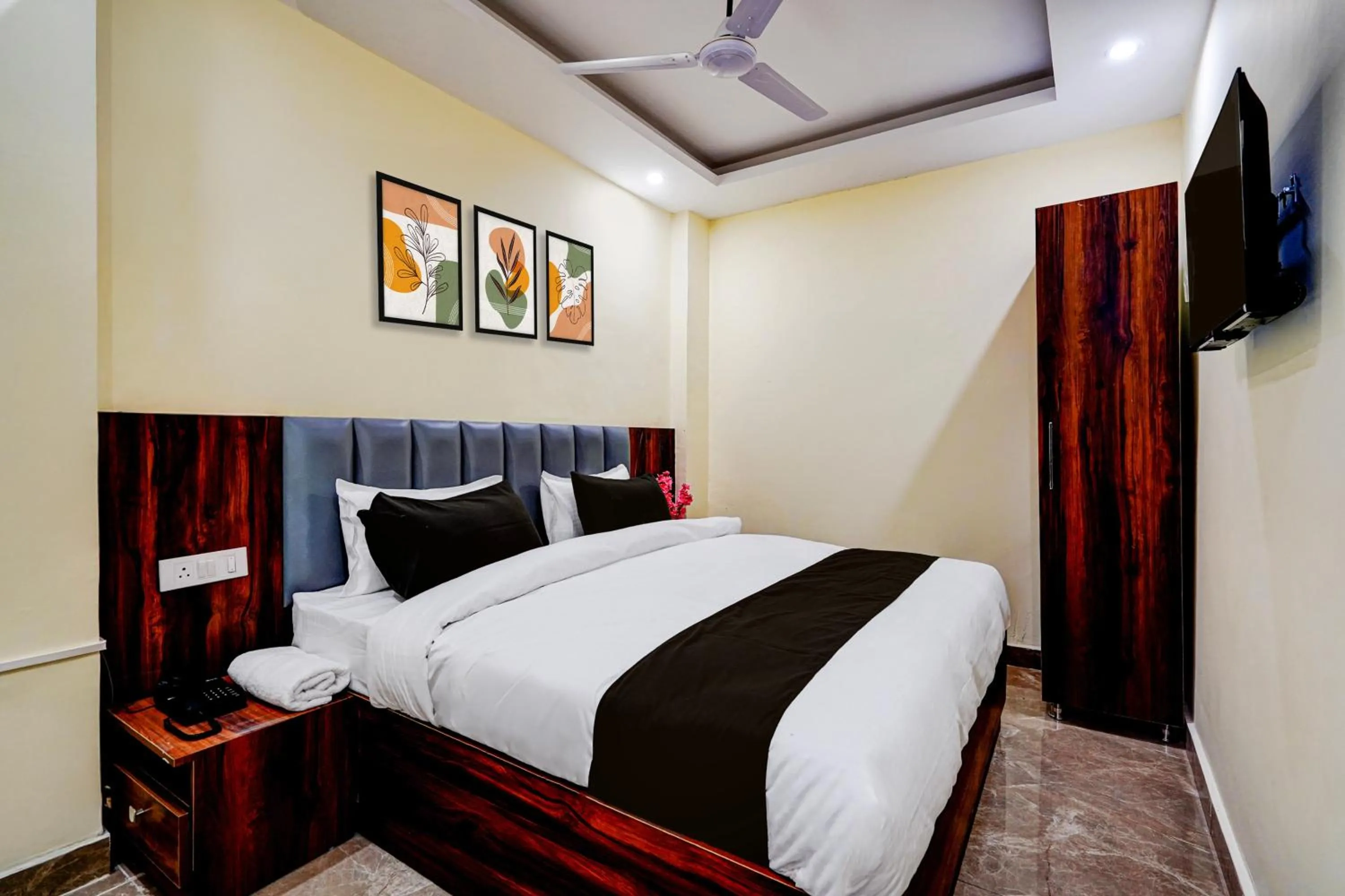 Bedroom, Bed in Hotel O Survey Chowk Bus Terminal Dehradun
