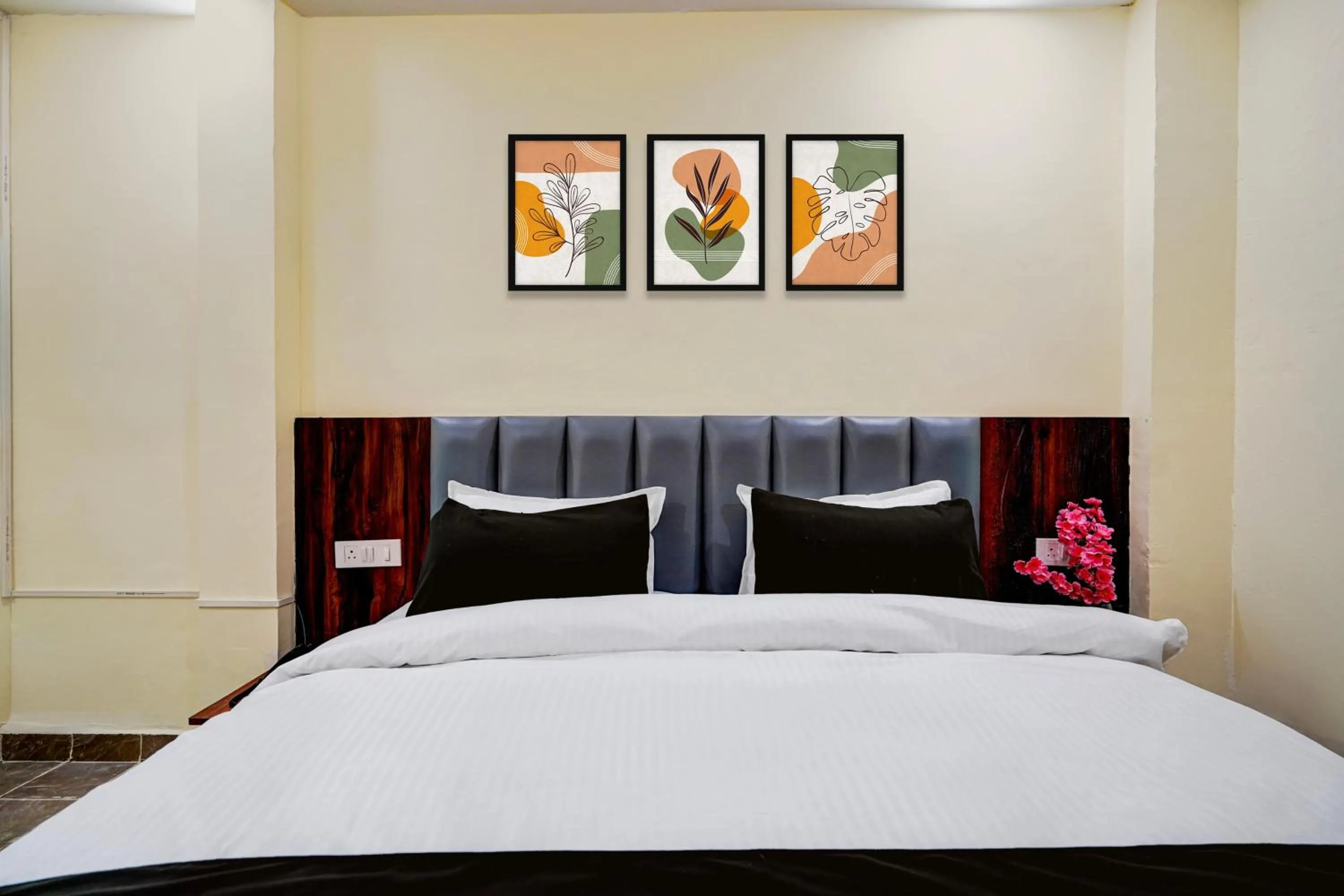 Bedroom, Bed in Hotel O Survey Chowk Bus Terminal Dehradun