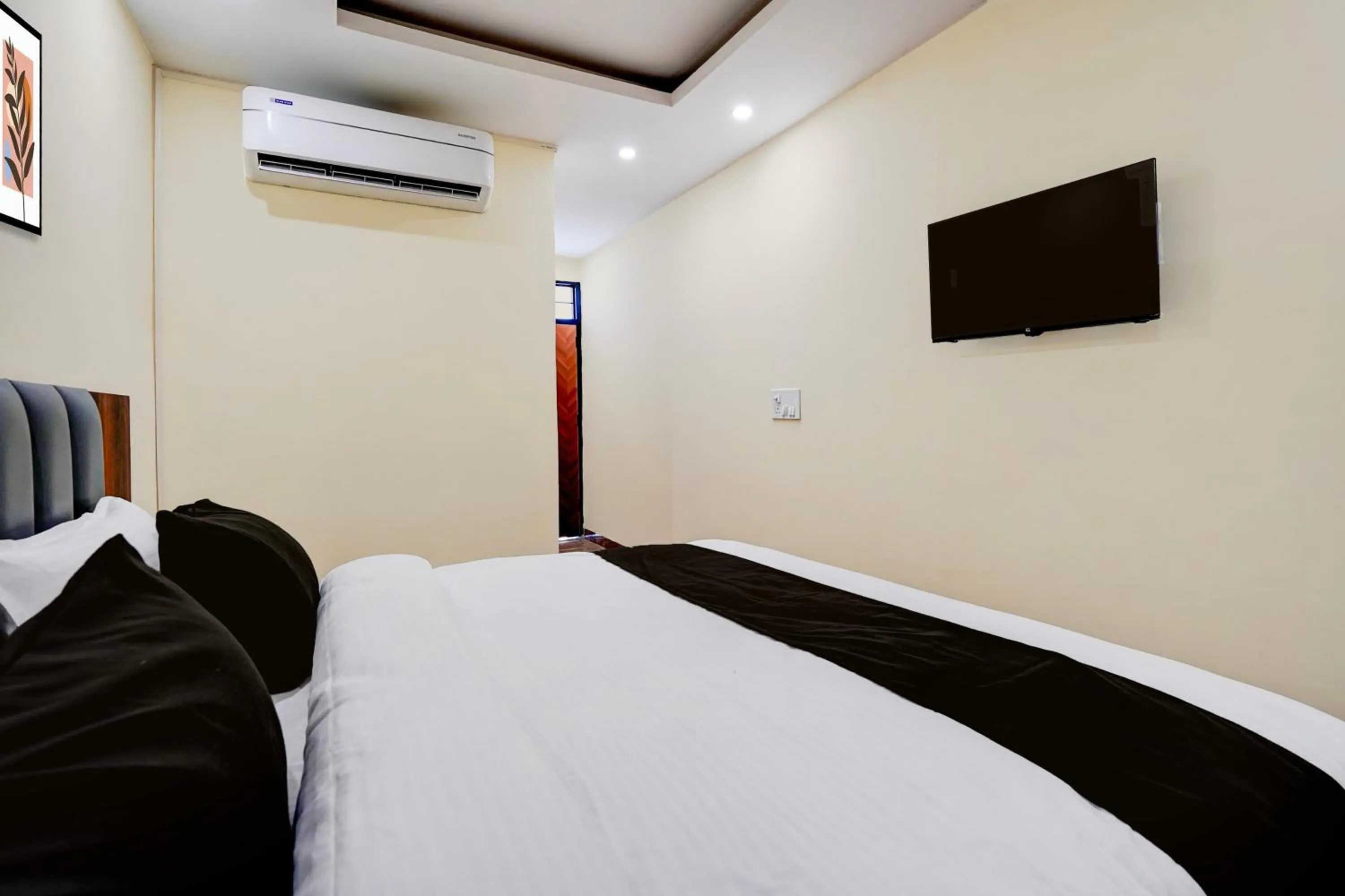 Bedroom, Bed in Hotel O Survey Chowk Bus Terminal Dehradun