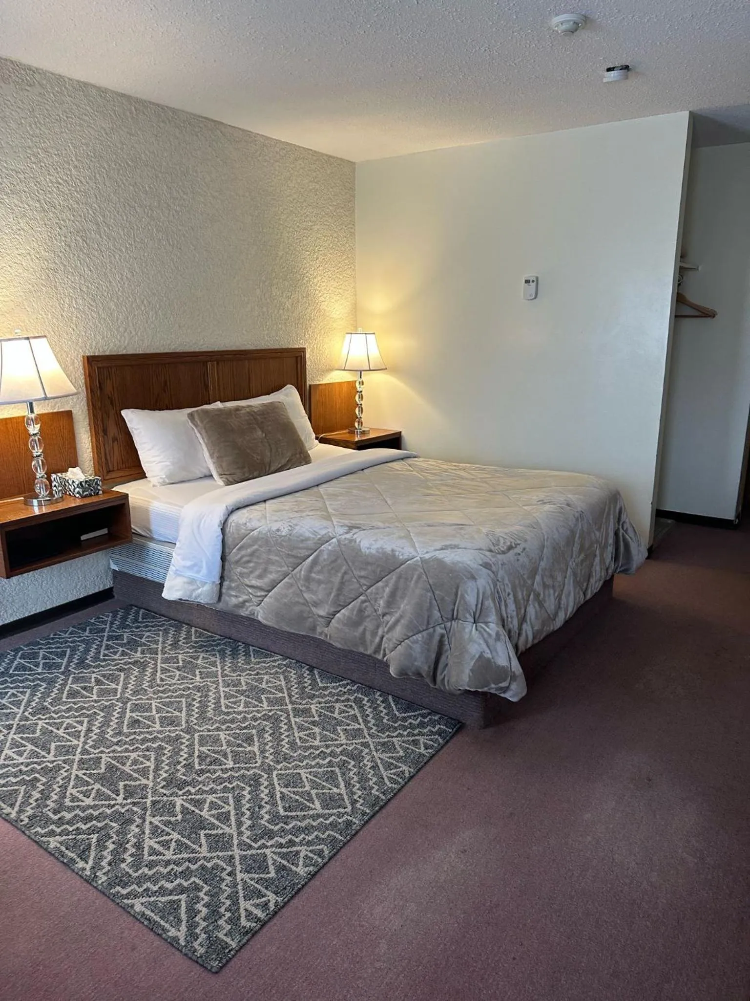 Bed in Maple Creek Motor Inn