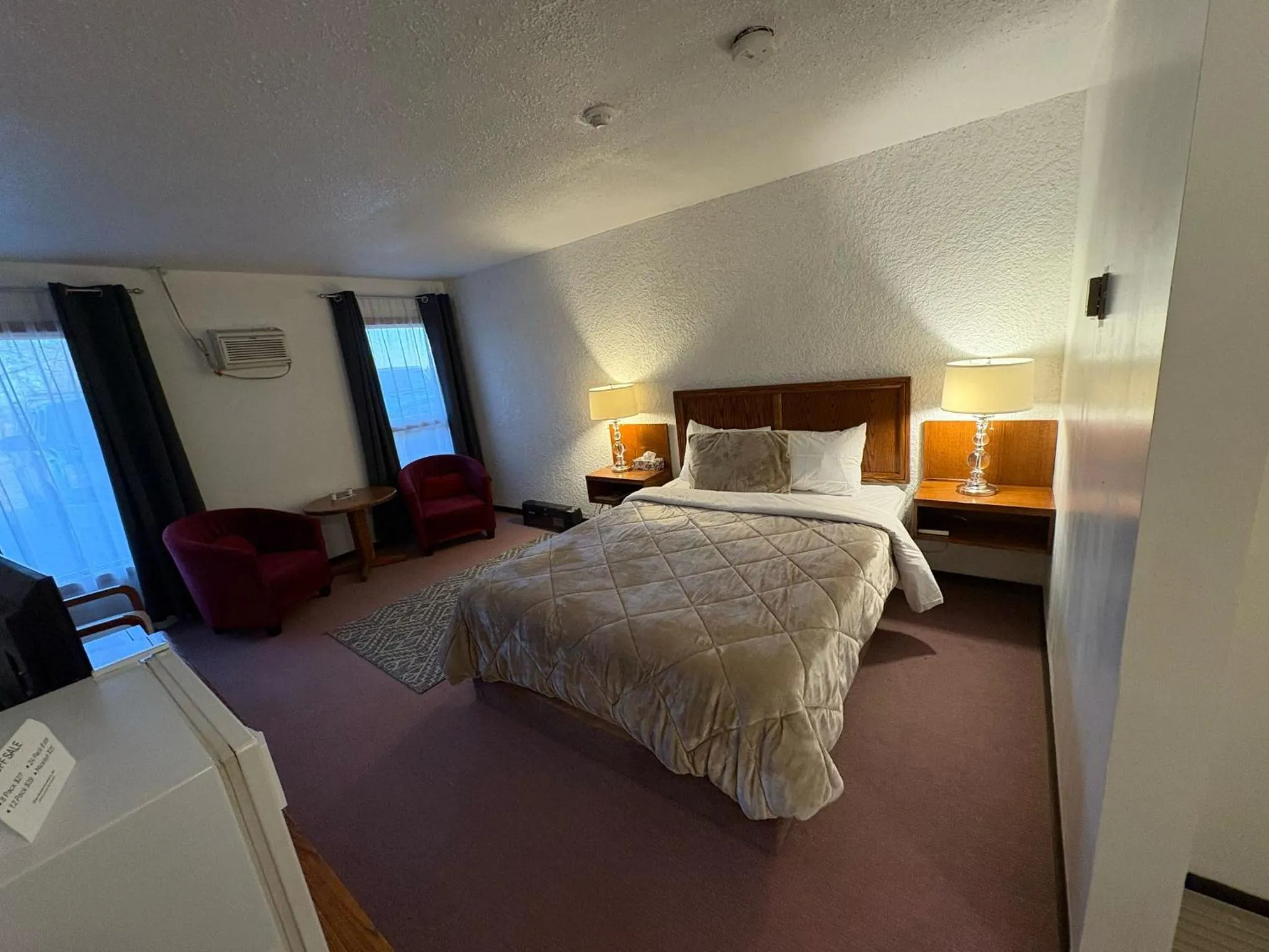 Photo of the whole room, Bed in Maple Creek Motor Inn
