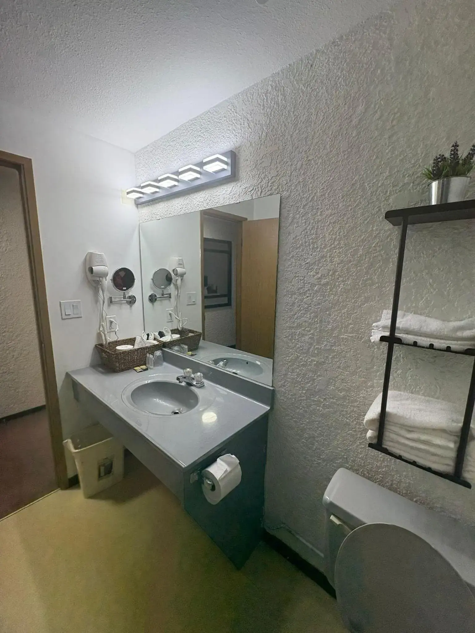 Standard King Room in Maple Creek Motor Inn Standard King Room in Maple Creek Motor Inn