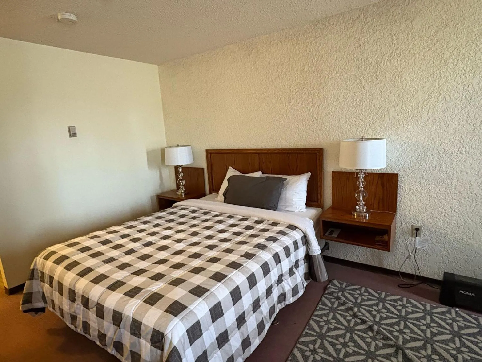 Bedroom, Bed in Maple Creek Motor Inn