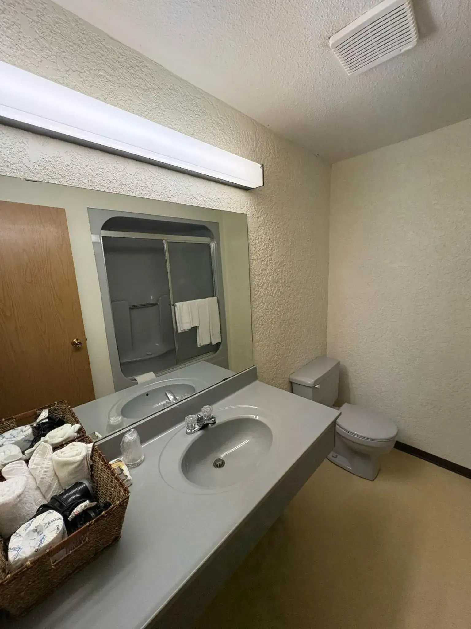 Queen Suite in Maple Creek Motor Inn Queen Suite in Maple Creek Motor Inn