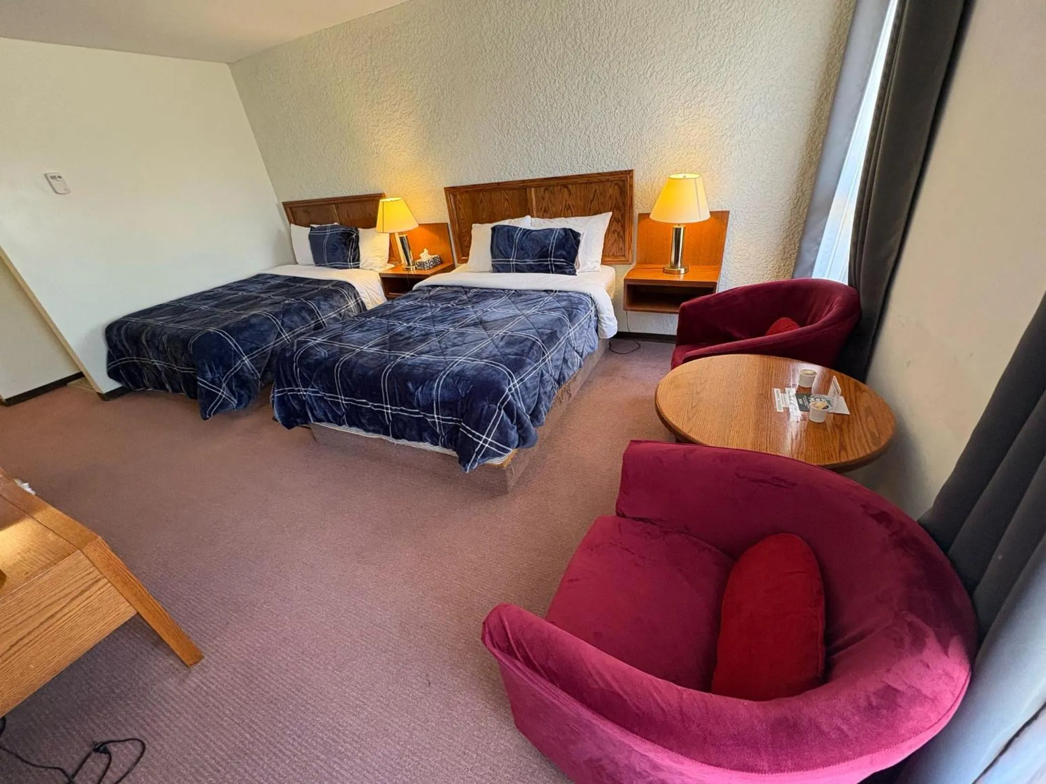 Photo of the whole room, Bed in Maple Creek Motor Inn