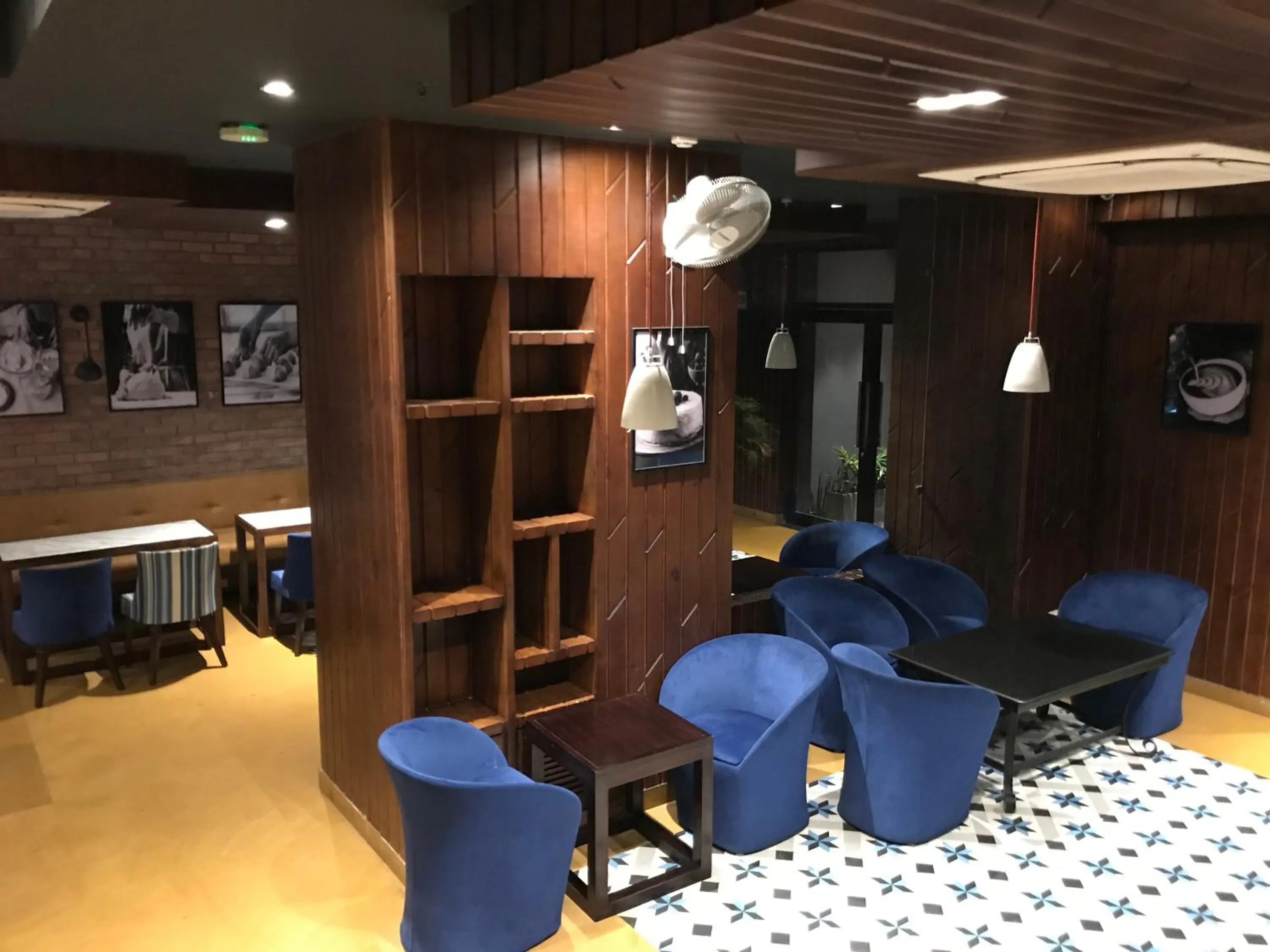 Restaurant/places to eat in Hotel Kings Corner