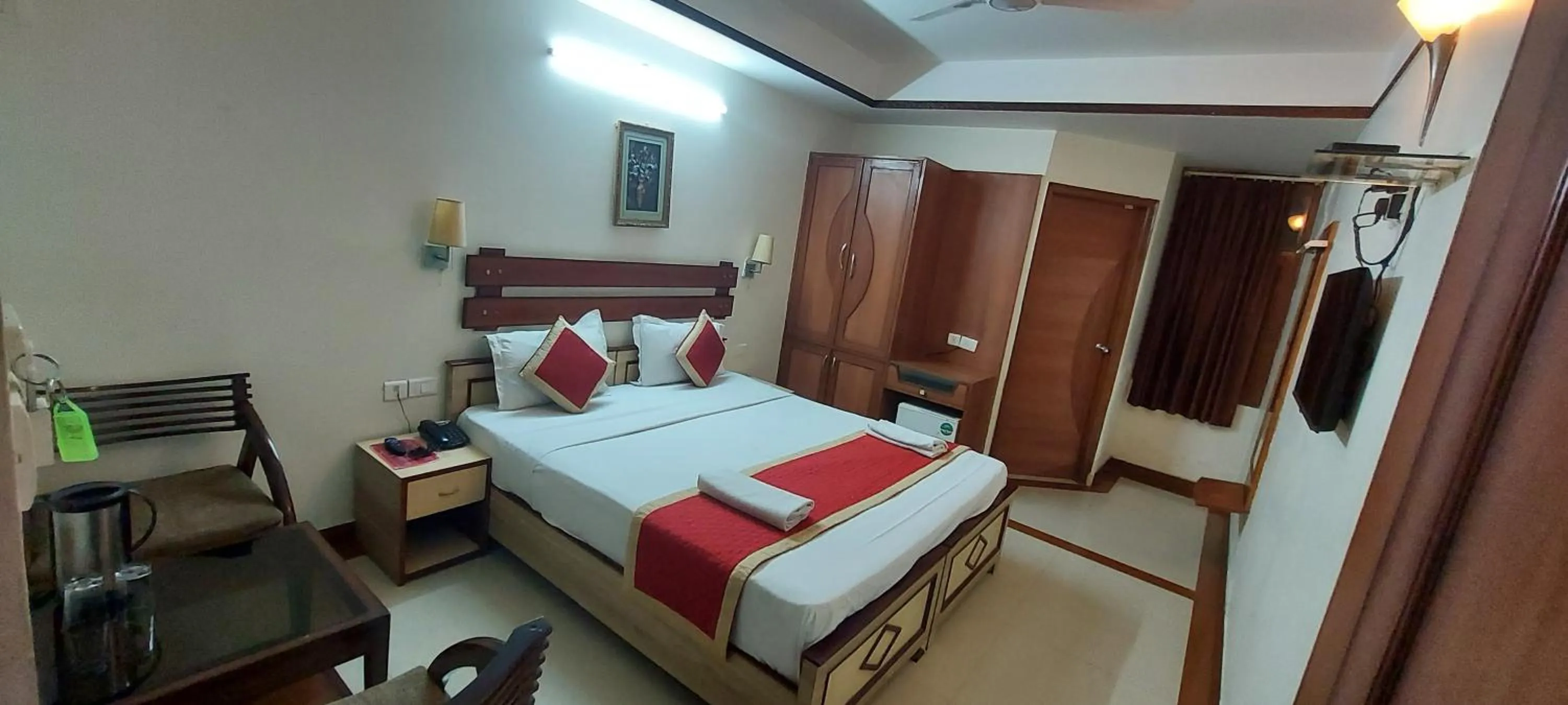 Photo of the whole room, Bed in Hotel Kings Corner