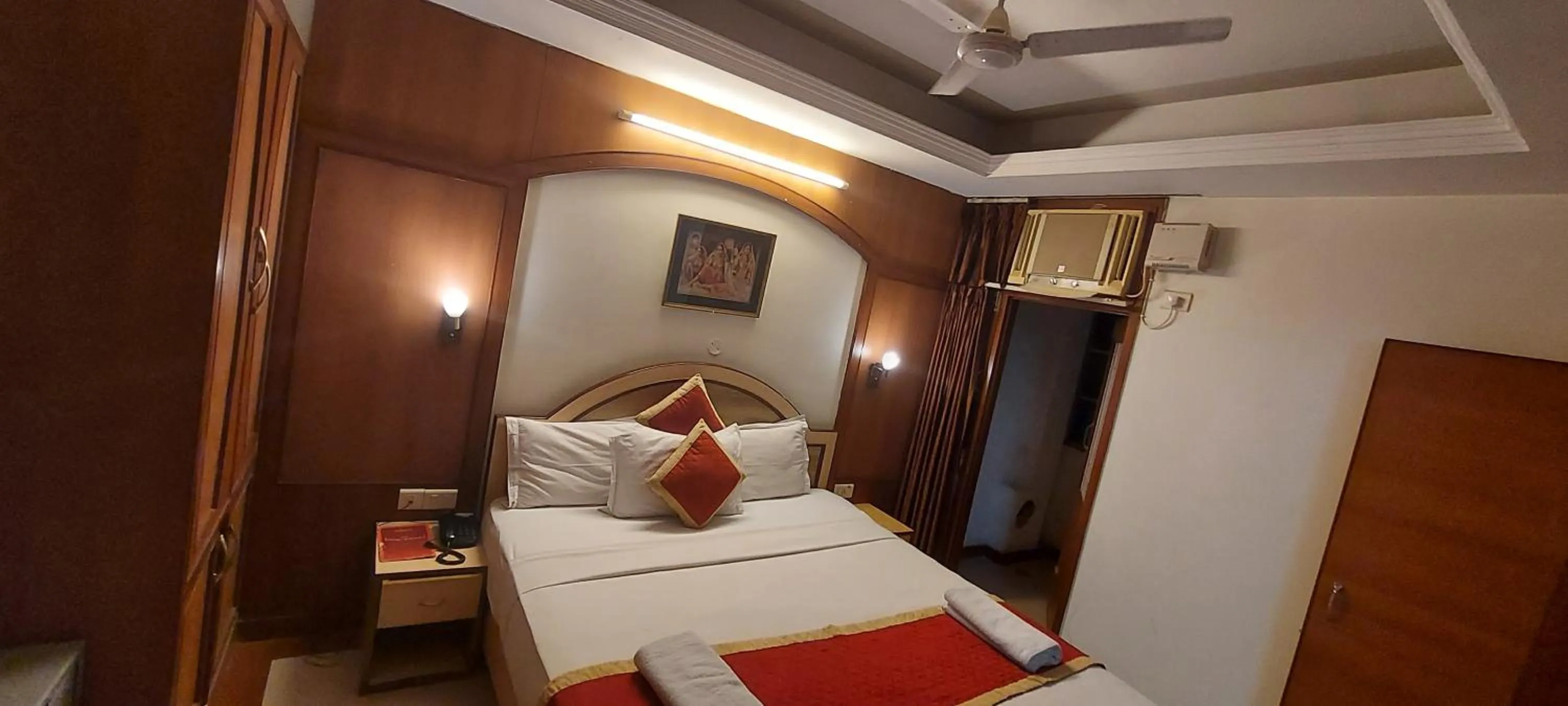 Photo of the whole room, Bed in Hotel Kings Corner