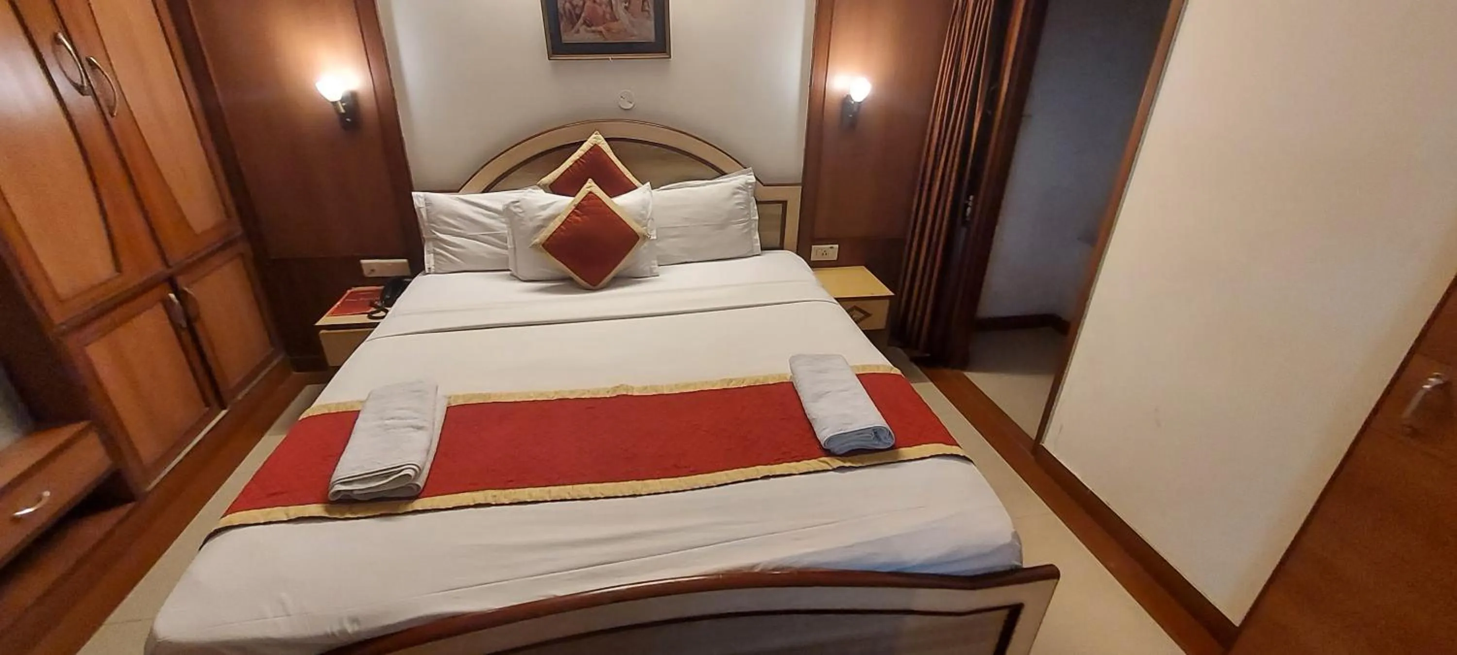 Photo of the whole room, Bed in Hotel Kings Corner