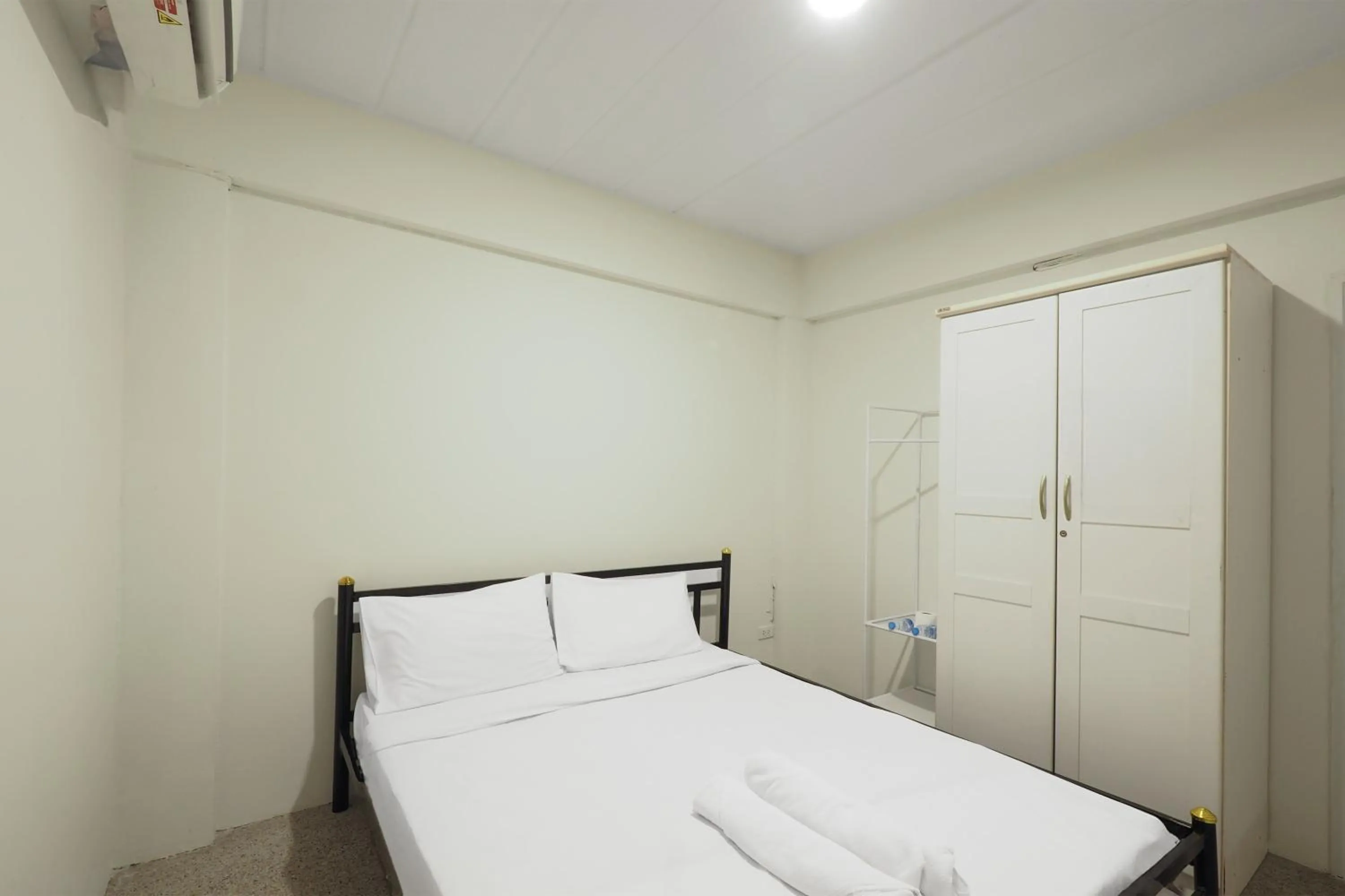 Bedroom, Bed in RQ Bangkok Huai Khwang by Collection O