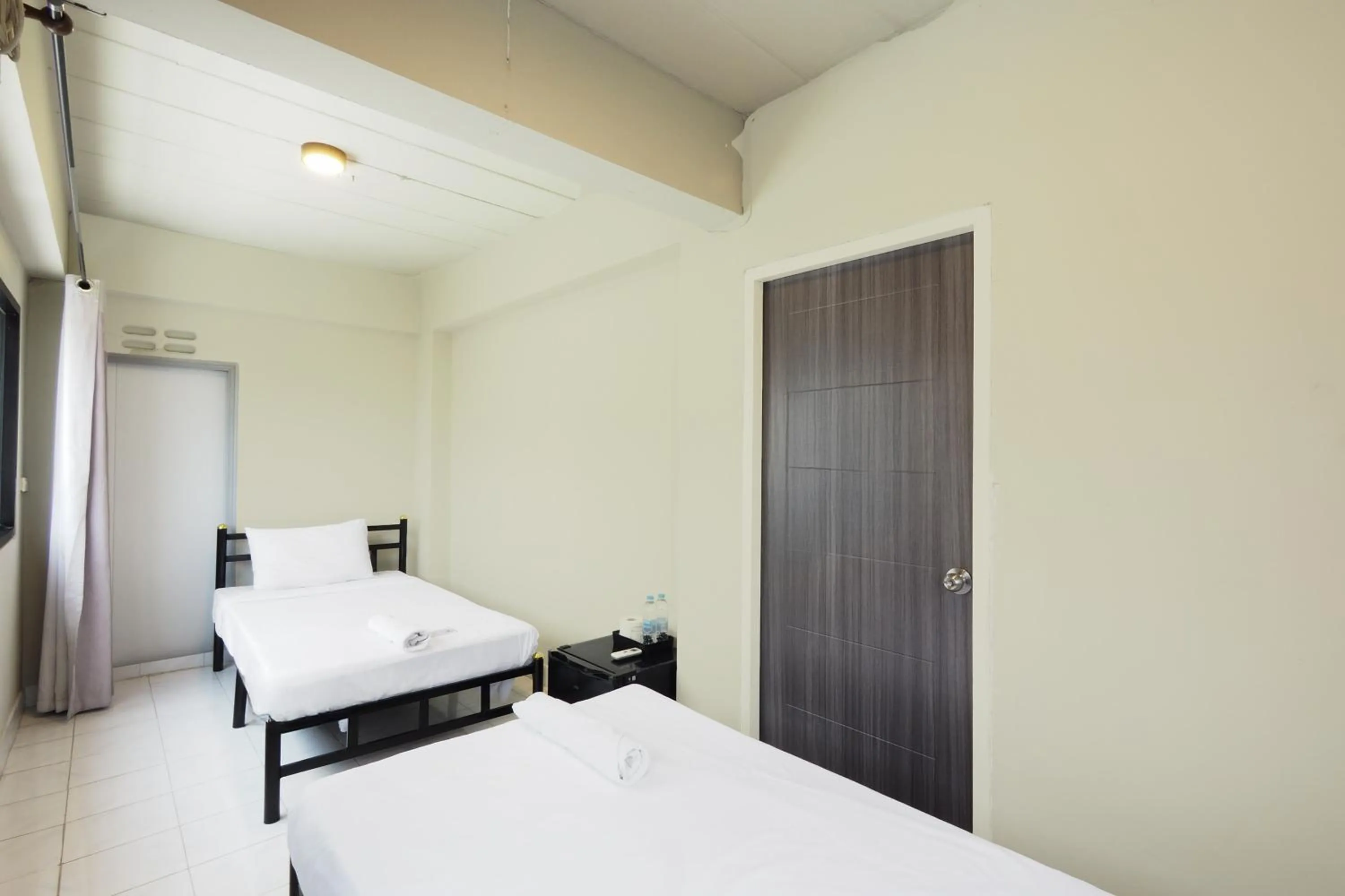 Bedroom, Bed in RQ Bangkok Huai Khwang by Collection O