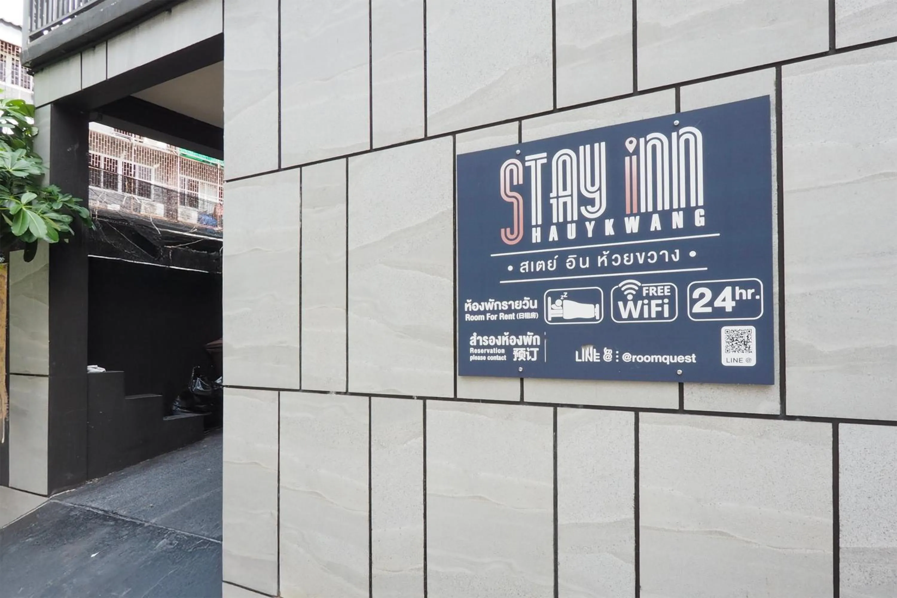 Facade/entrance in RQ Bangkok Huai Khwang by Collection O