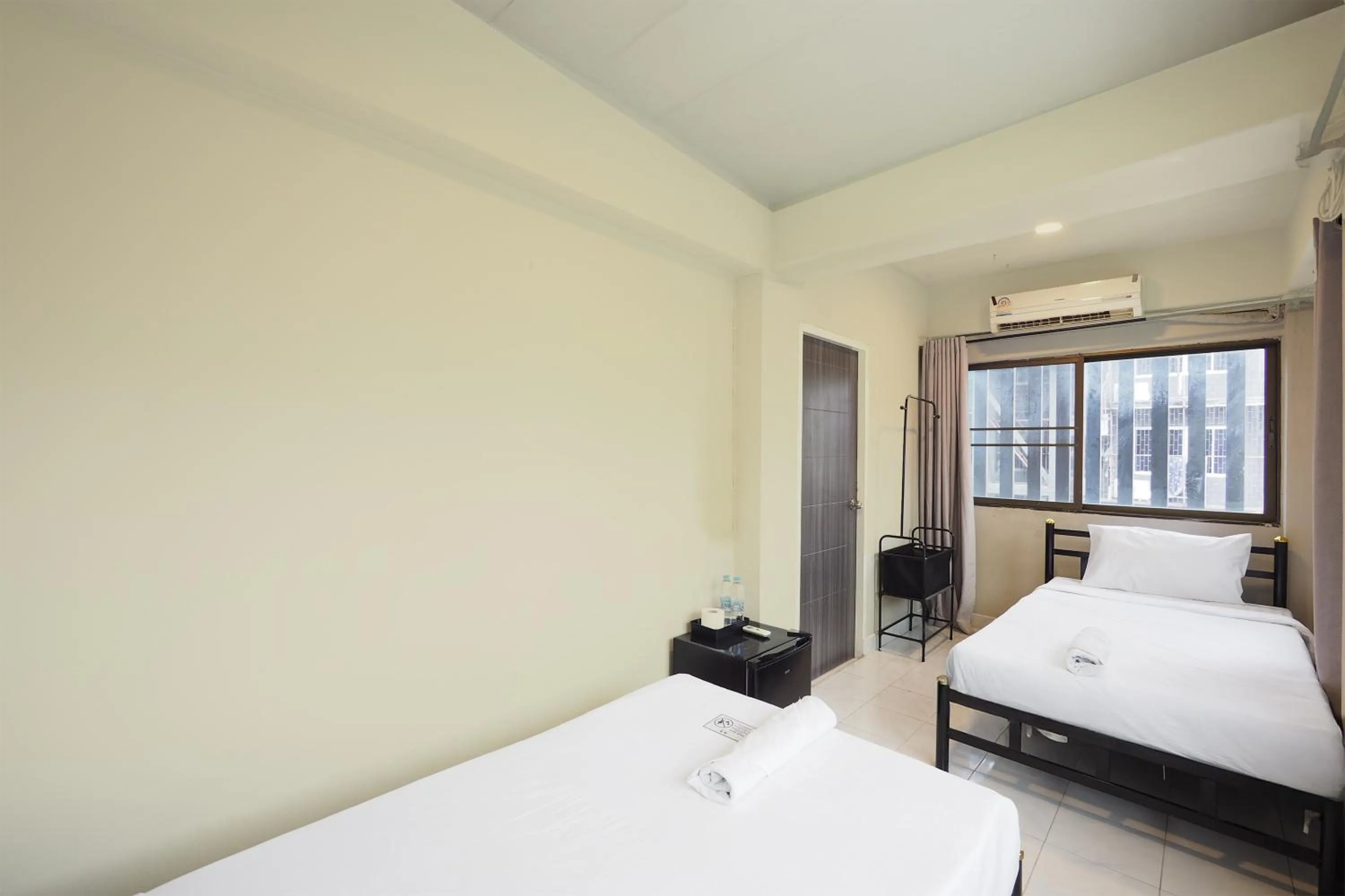 Bedroom, Bed in RQ Bangkok Huai Khwang by Collection O