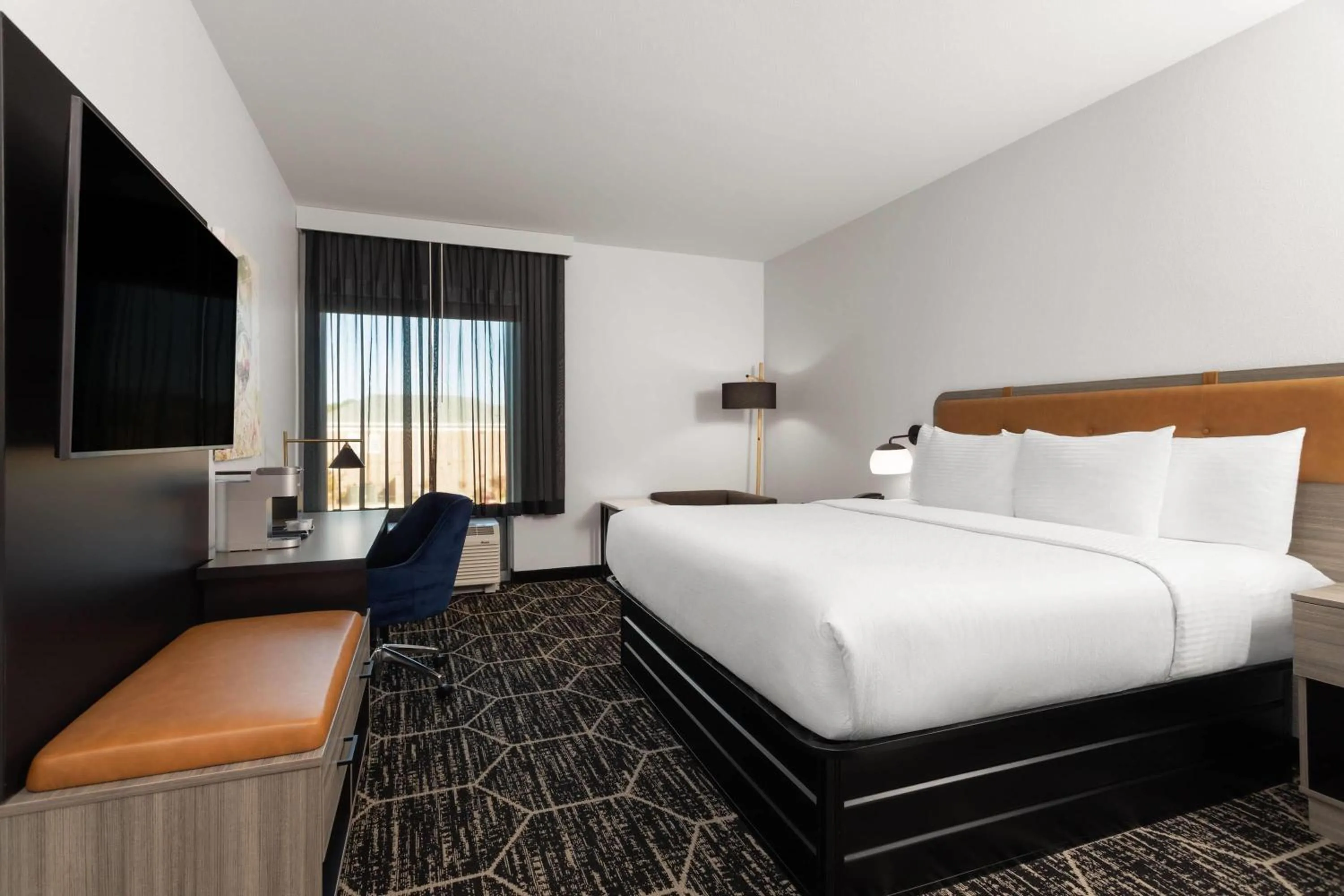 Photo of the whole room, Bed in La Quinta Inn & Suites by Wyndham Olive Branch