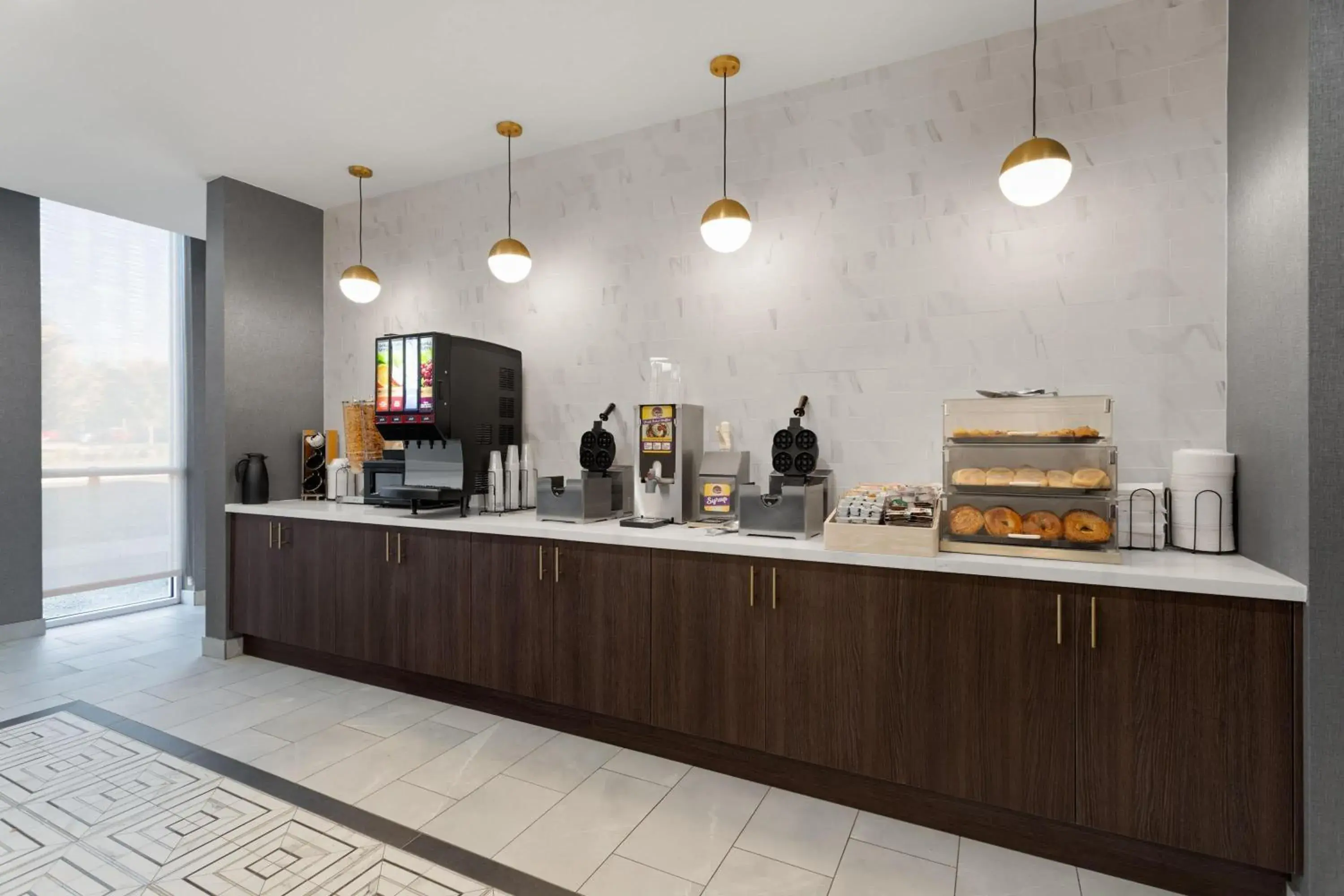 Breakfast in La Quinta Inn & Suites by Wyndham Olive Branch Breakfast in La Quinta Inn & Suites by Wyndham Olive Branch