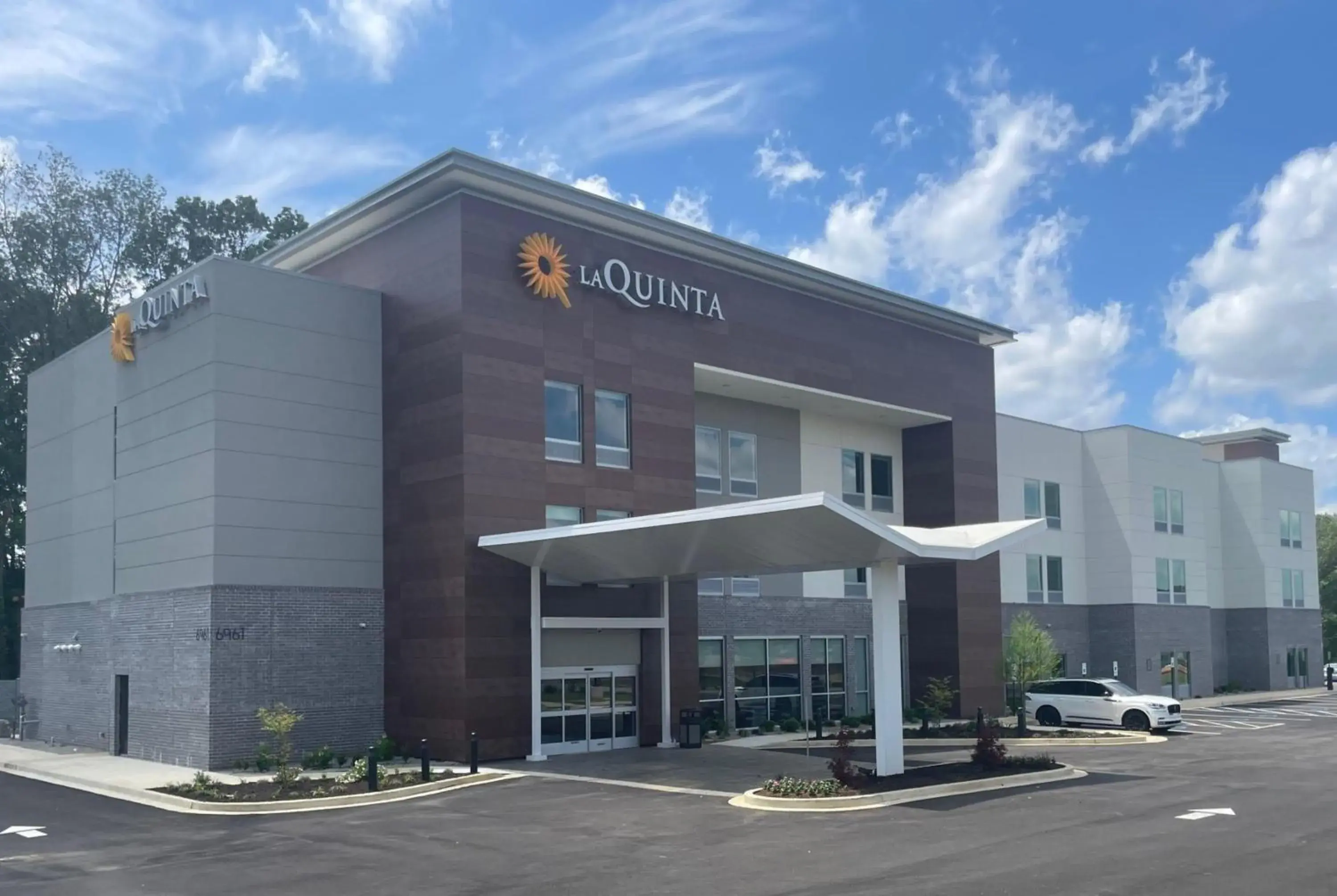 Property building in La Quinta Inn & Suites by Wyndham Olive Branch Property building in La Quinta Inn & Suites by Wyndham Olive Branch