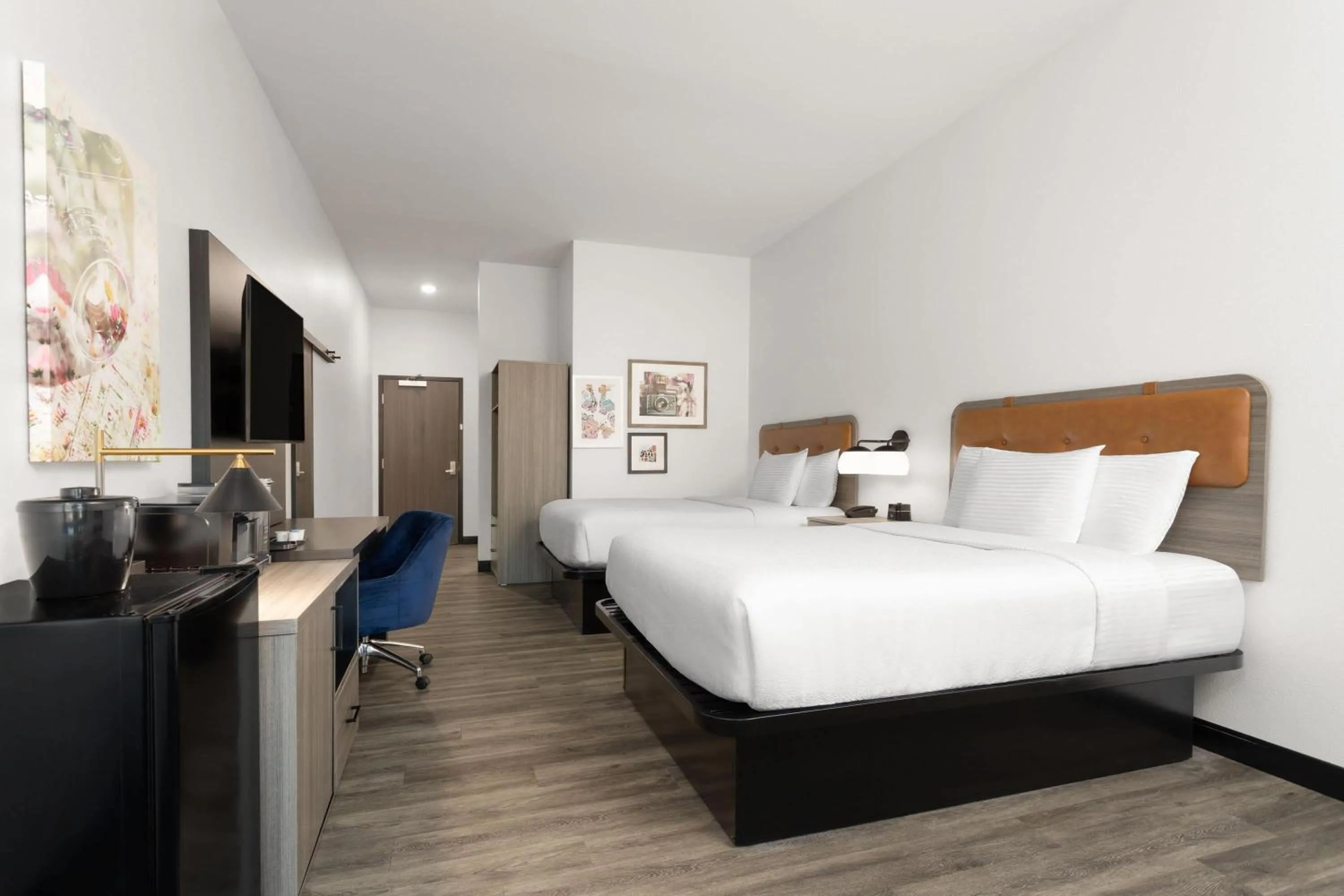 Photo of the whole room, Bed in La Quinta Inn & Suites by Wyndham Olive Branch