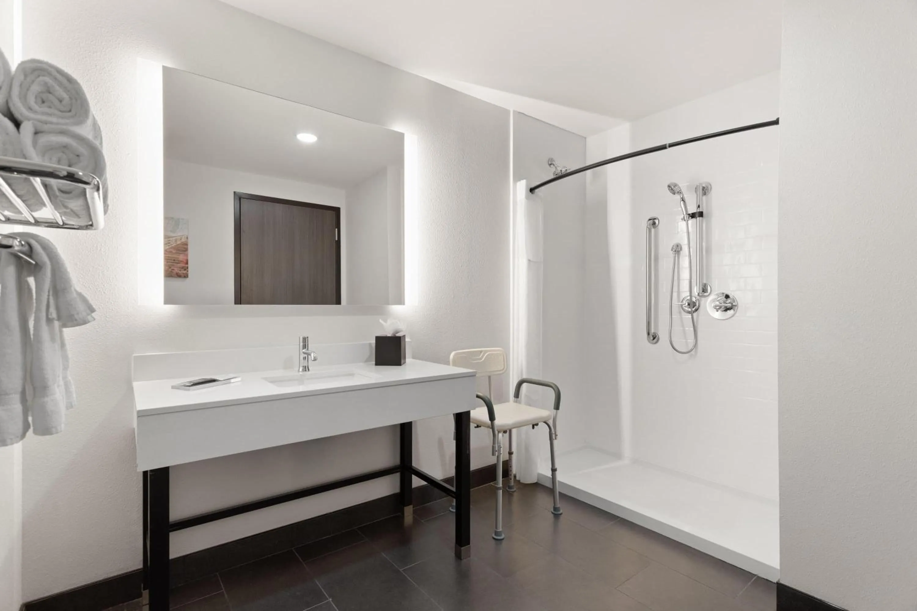 Shower in La Quinta Inn & Suites by Wyndham Olive Branch