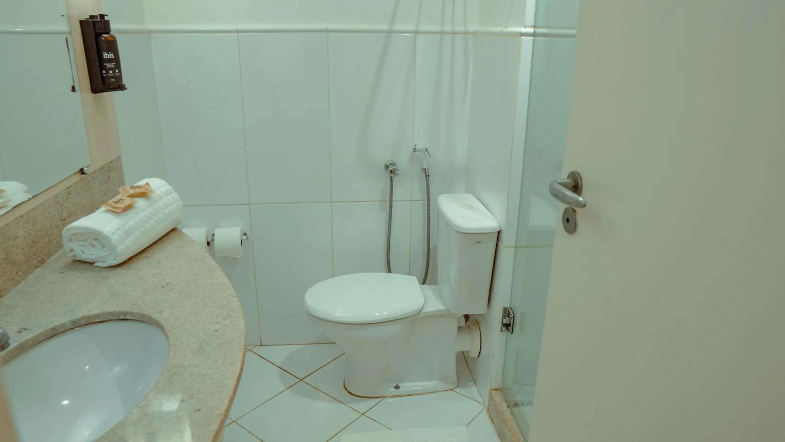 Bathroom in Ibis Styles Macaé